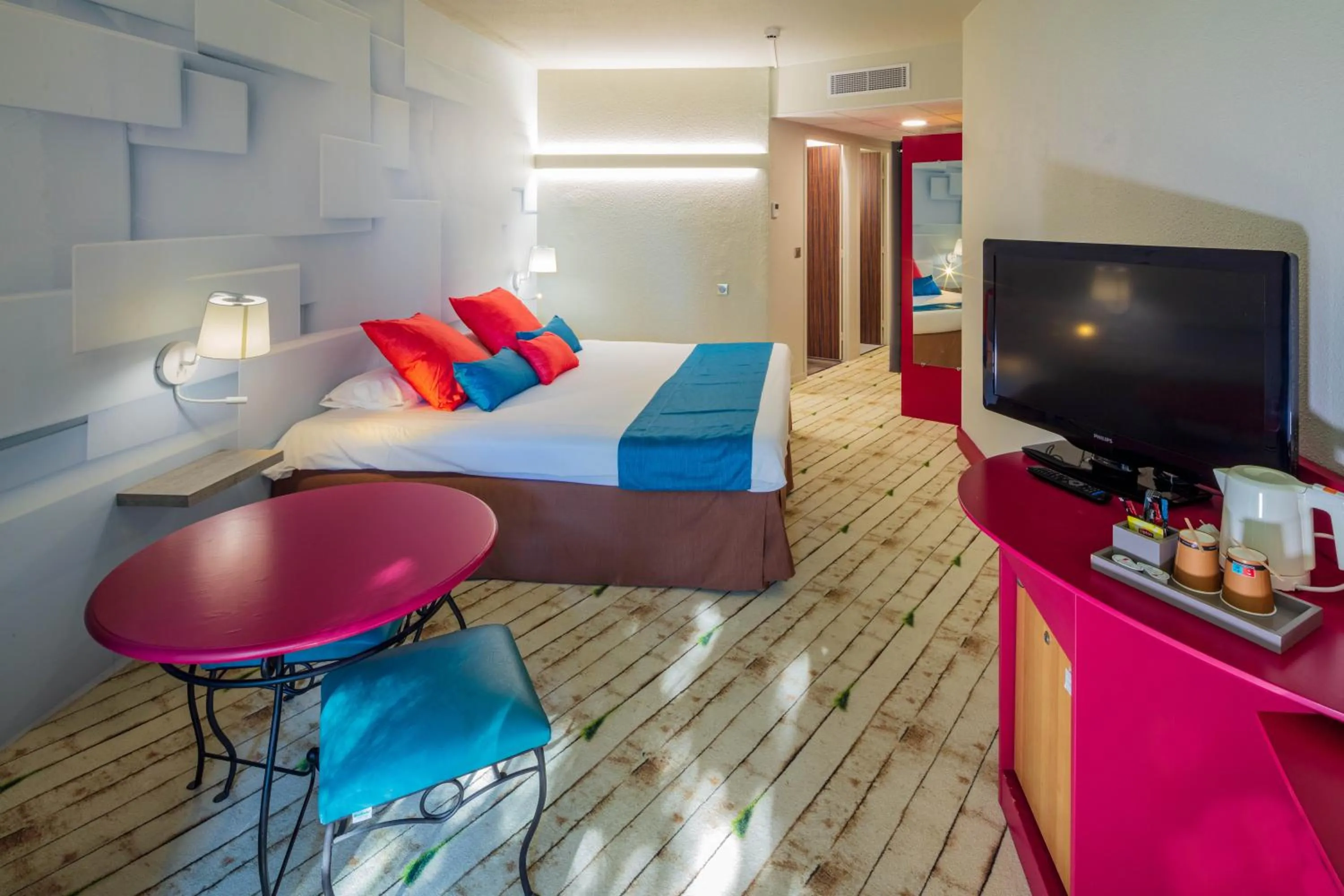 Photo of the whole room, Bed in Garrigae Domaine de l'Esterel - piscine & SPA Cinq Mondes