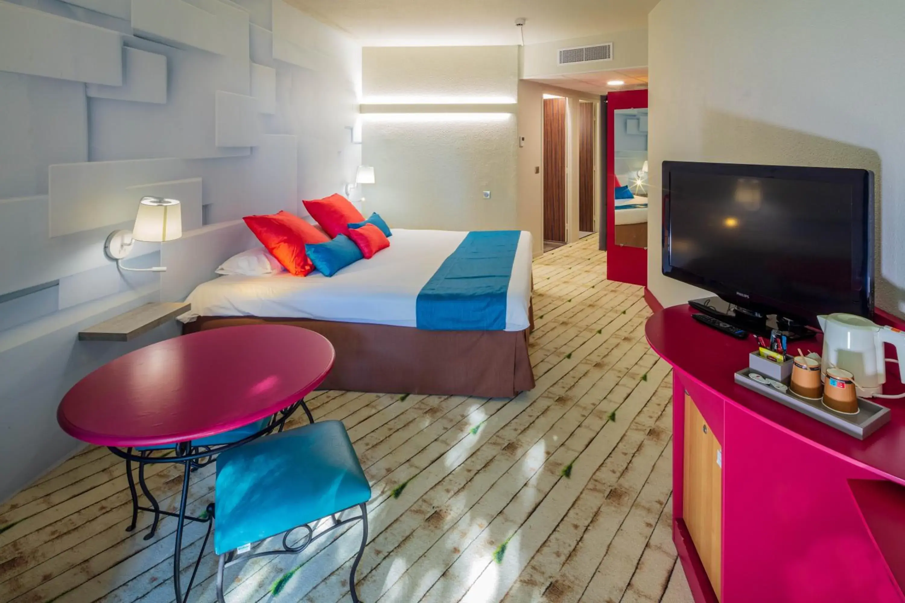 Photo of the whole room, Bed in Garrigae Domaine de l'Esterel - piscine & SPA Cinq Mondes Photo of the whole room, Bed in Garrigae Domaine de l'Esterel - piscine & SPA Cinq Mondes