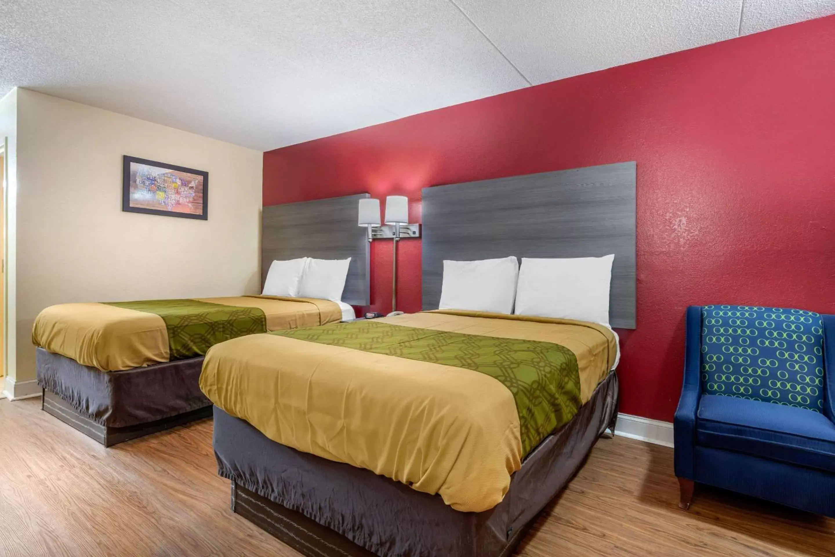 Photo of the whole room, Bed in Econo Lodge Chattanooga