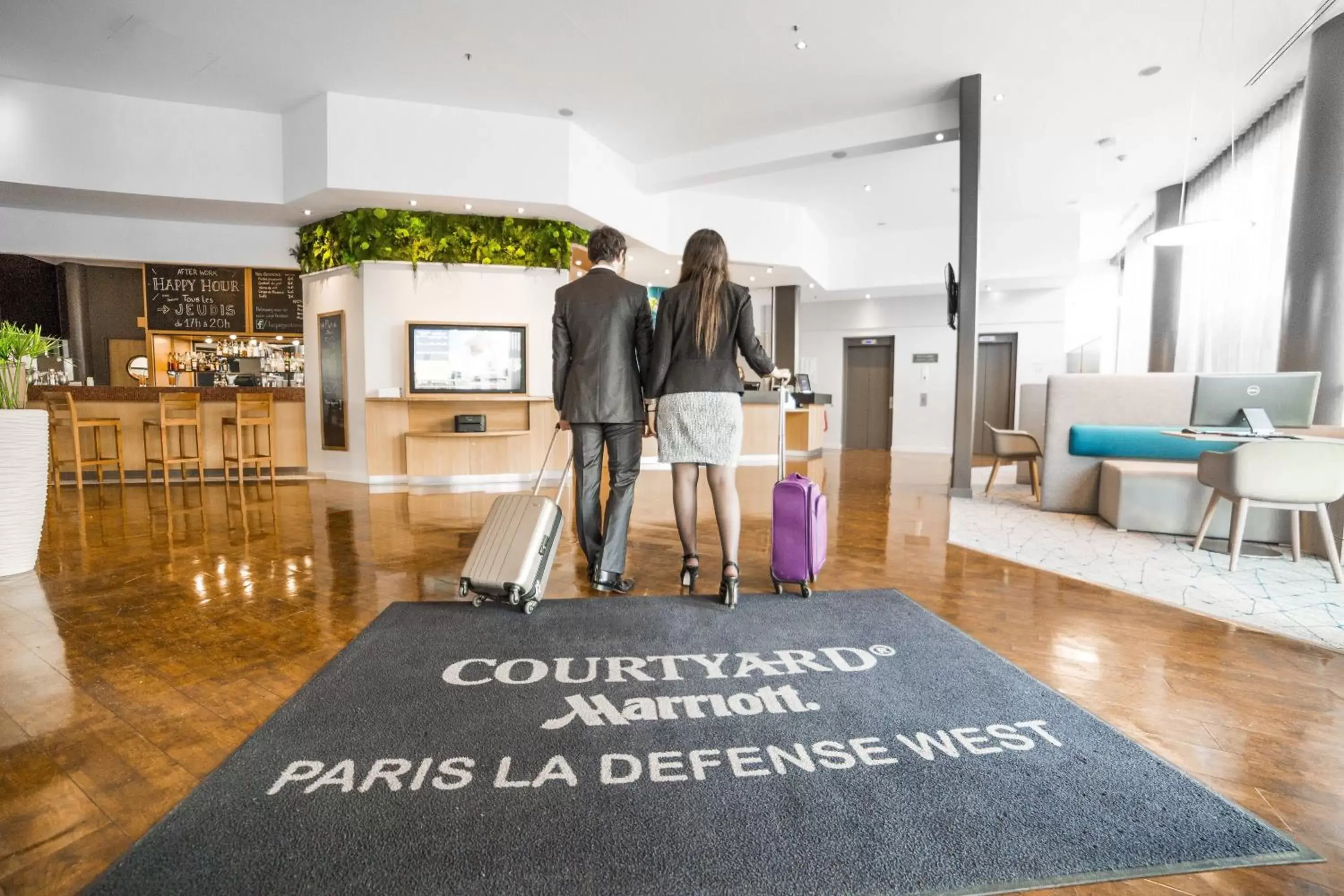 Lobby or reception in Courtyard by Marriott Paris La Defense West - Colombes