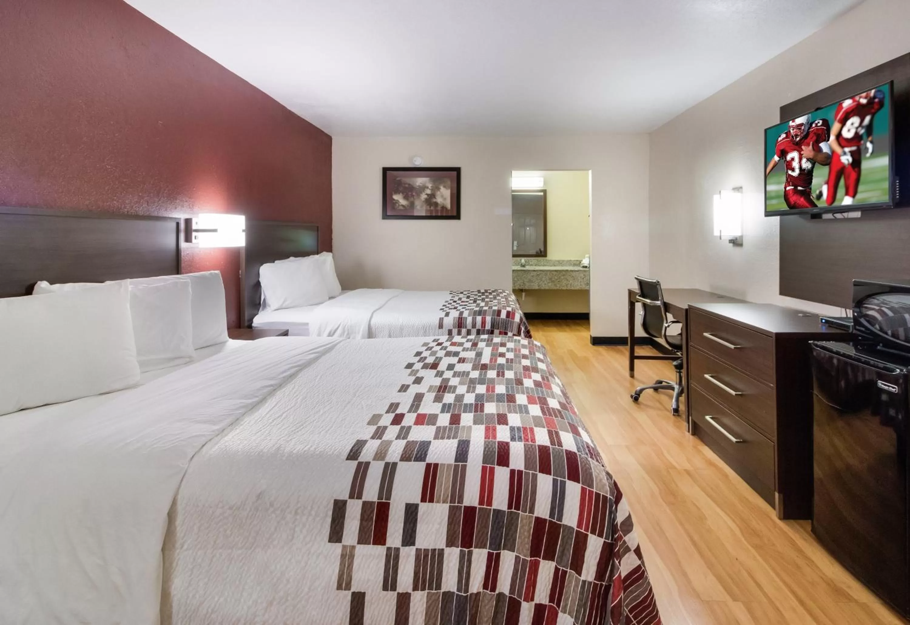 Photo of the whole room, Bed in Red Roof Inn & Suites Commerce - Athens