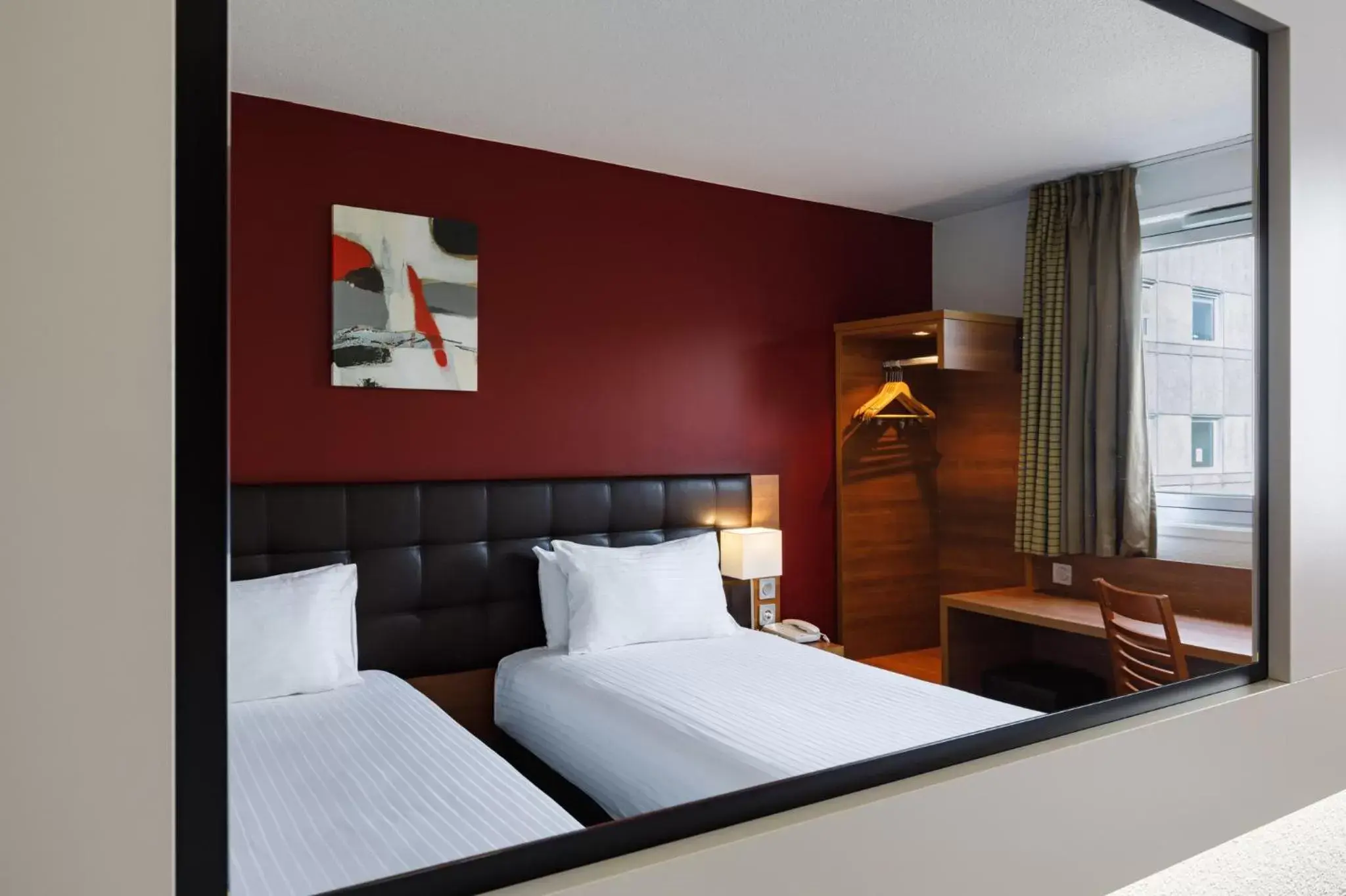 Photo of the whole room, Bed in Holiday Inn Clermont Ferrand Centre, an IHG Hotel