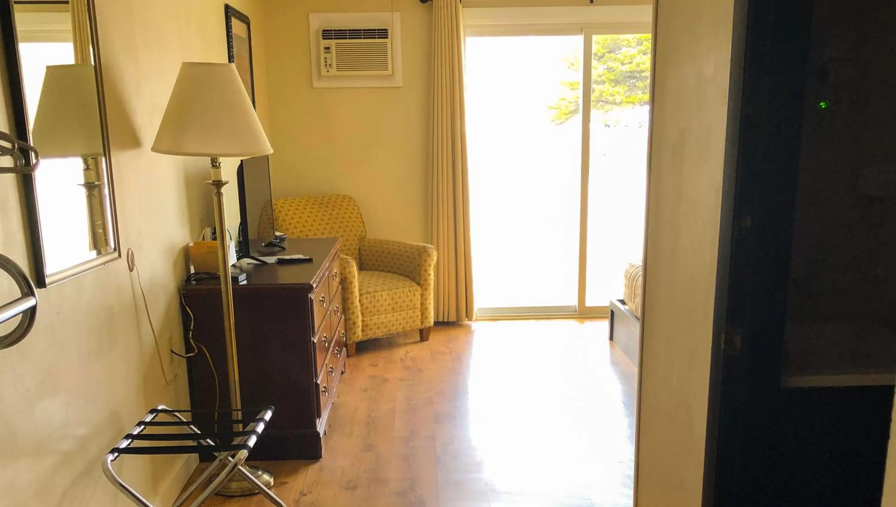 Photo of the whole room in Colonial Inn Ellsworth