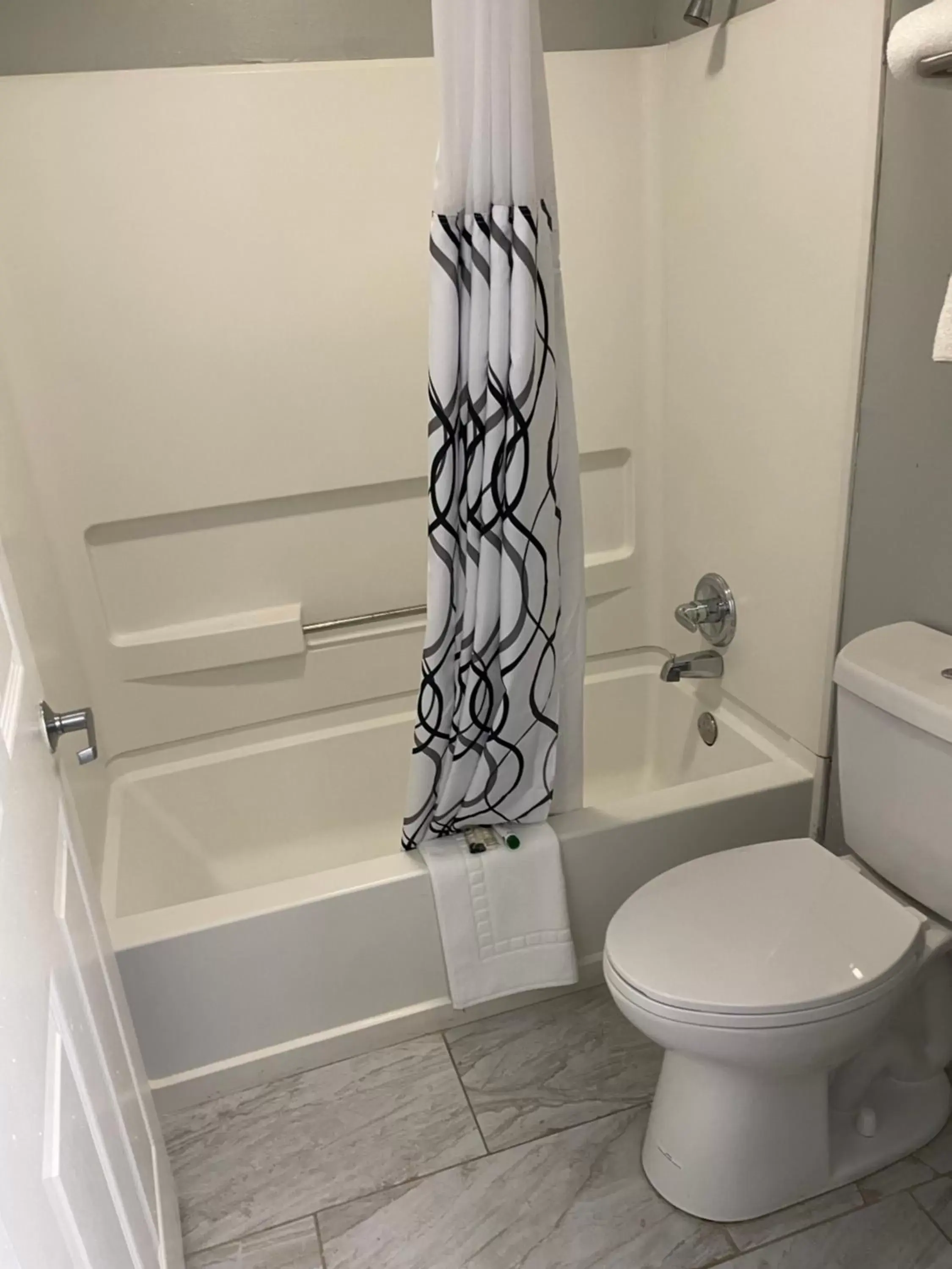 Bathroom in Clairmont Inn & Suites - Warren