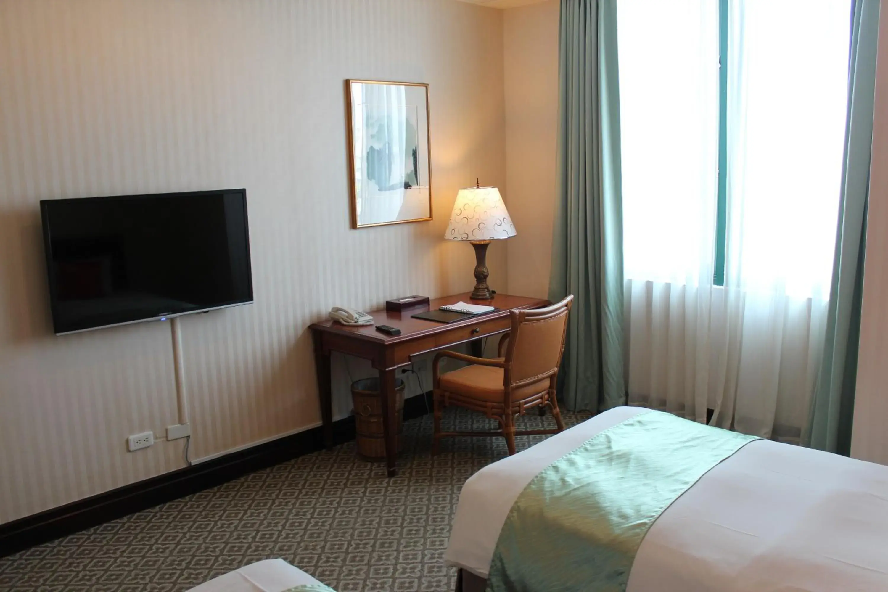 Bedroom, TV/Entertainment Center in Wei-Yat Grand Hotel