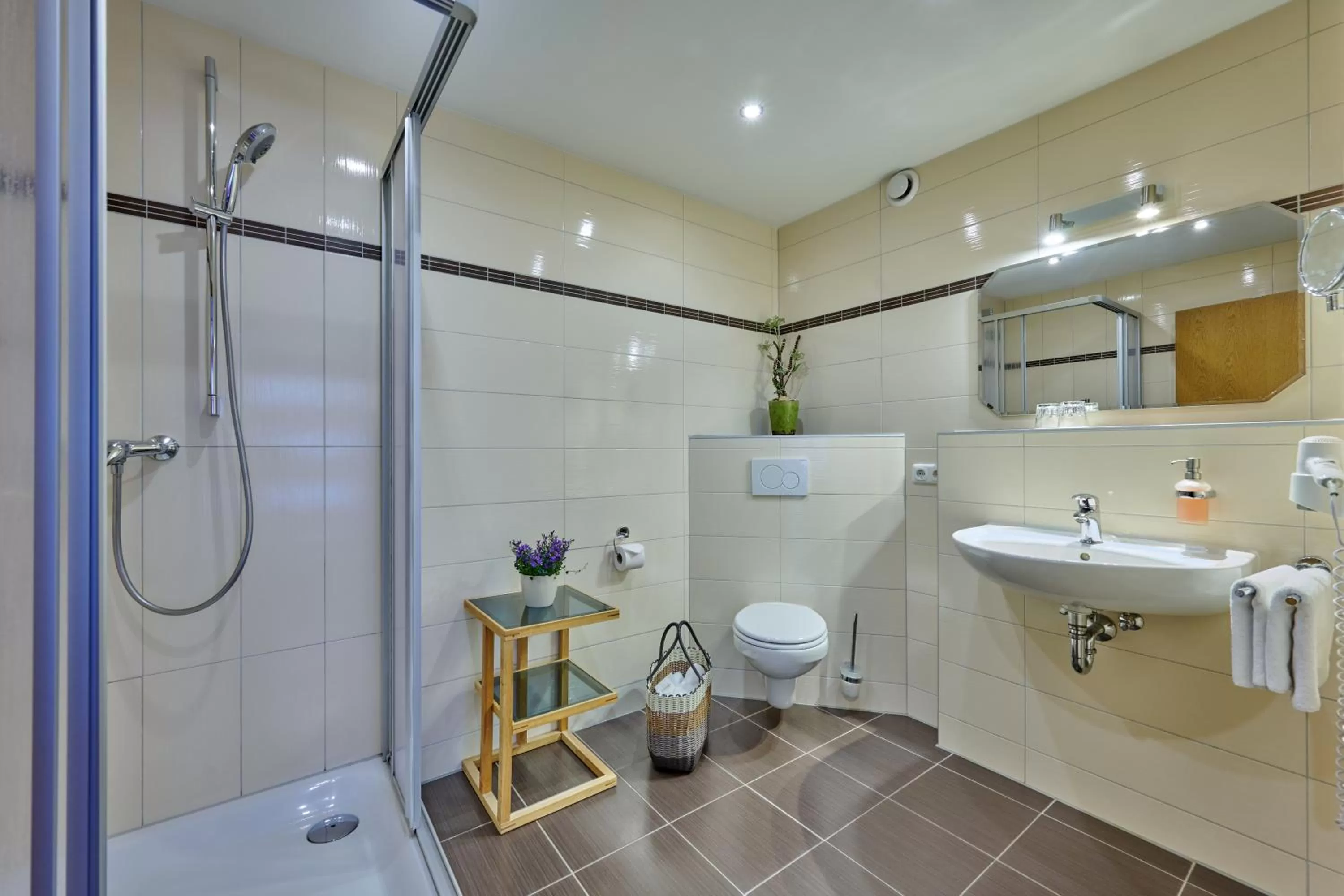 Bathroom in Hotel Restaurant Zum Goldenen Anker mit Hallenbad & Wellnessbereich