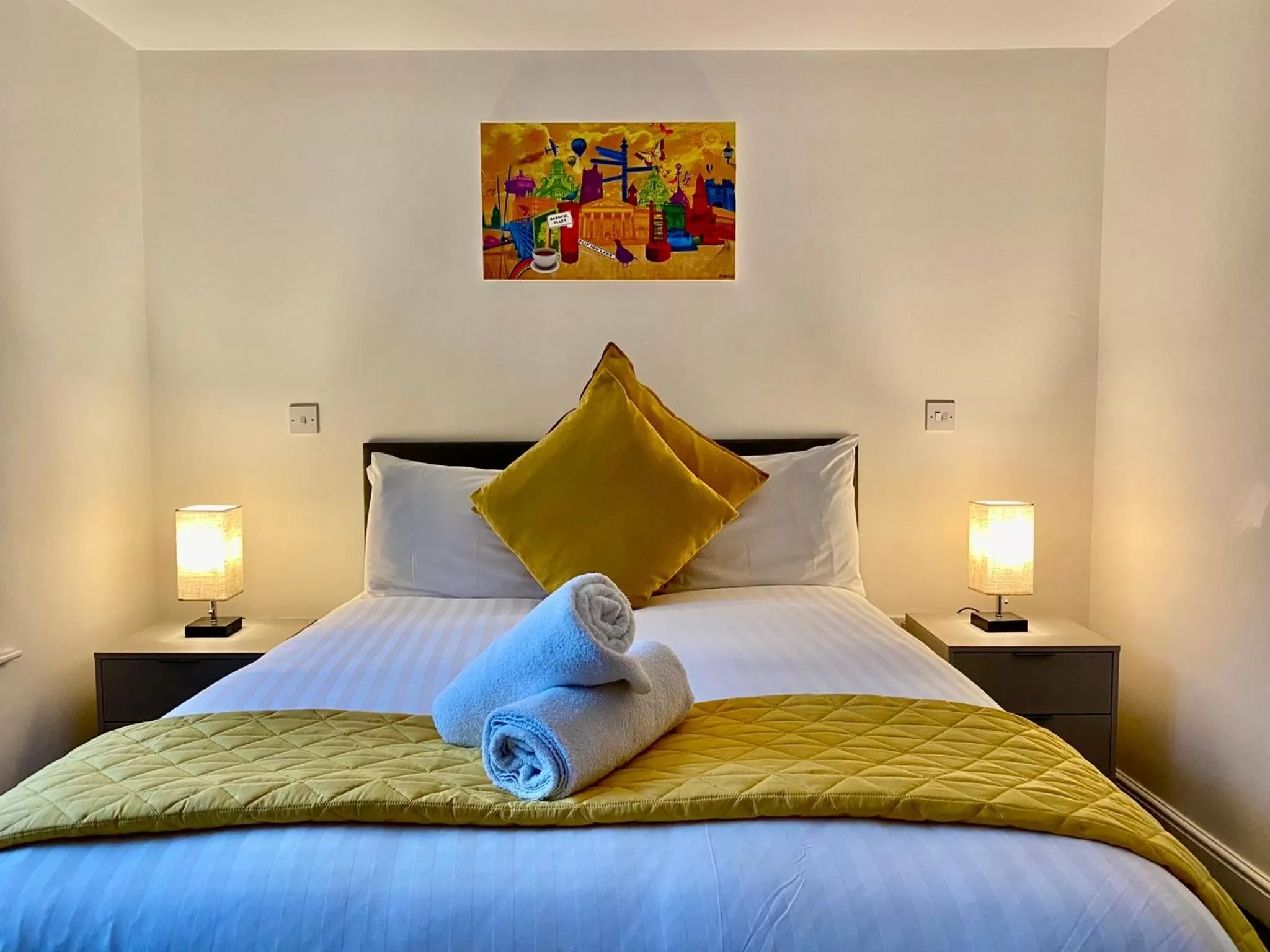 Bedroom, Bed in Crows Hotel