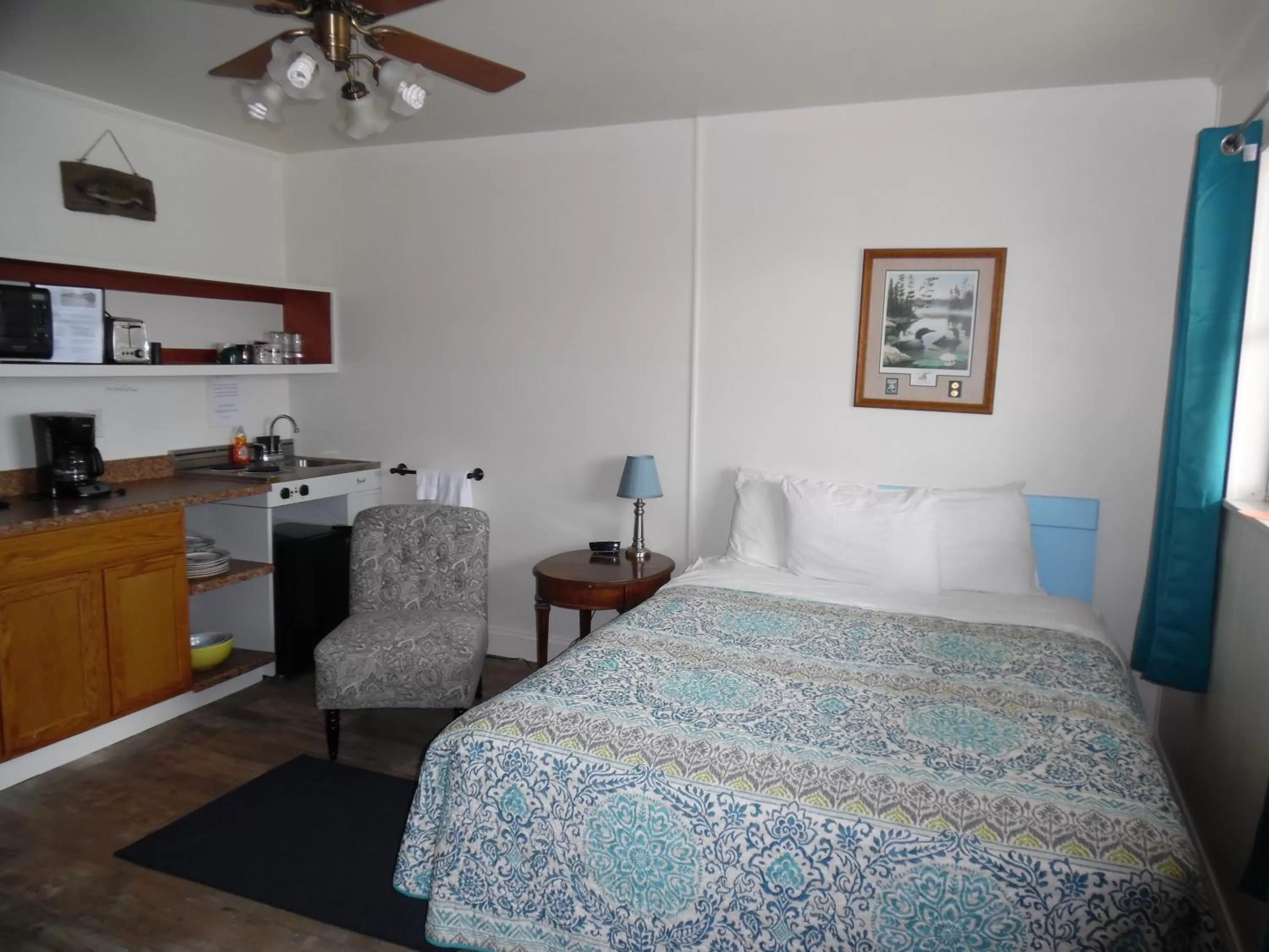 Bed in Wachapreague Inn - Motel Rooms