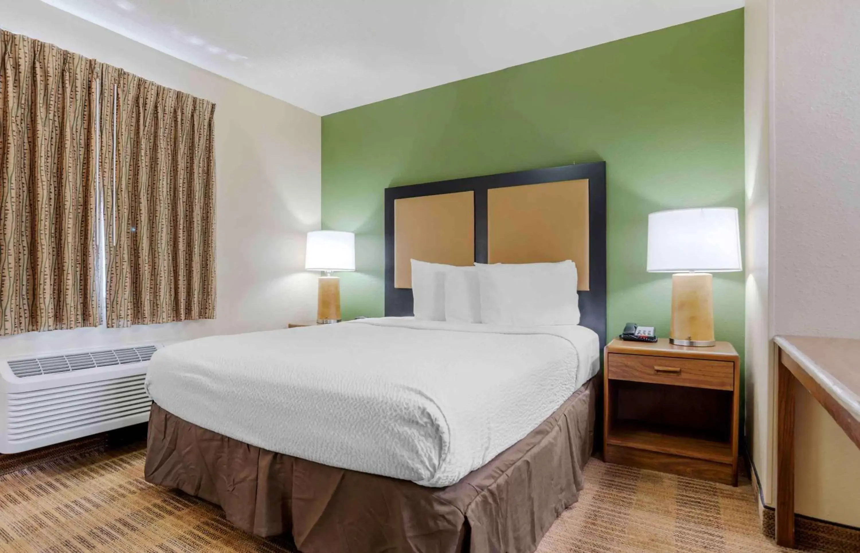 Bedroom, Bed in Extended Stay America Suites - Birmingham - Wildwood