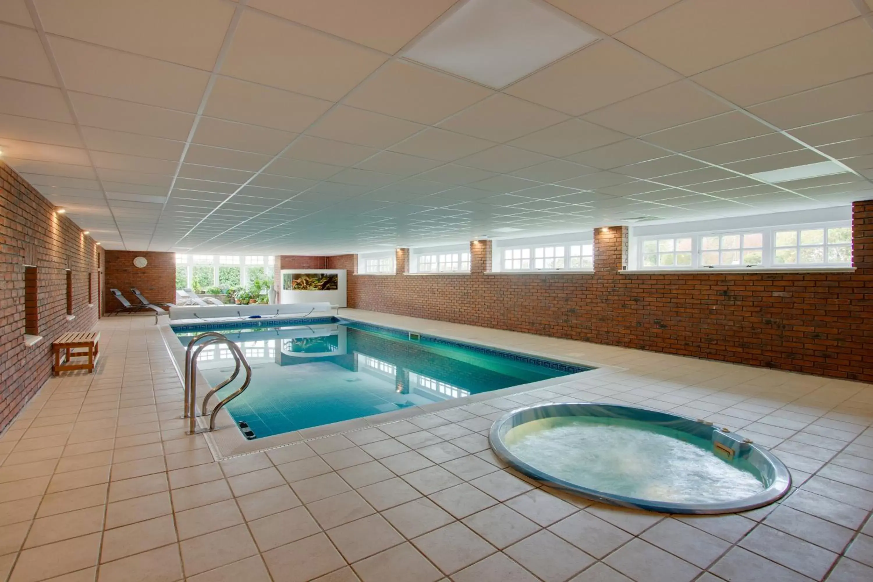 Hot Tub, Swimming Pool in Home Farm B&B - Poppy Room