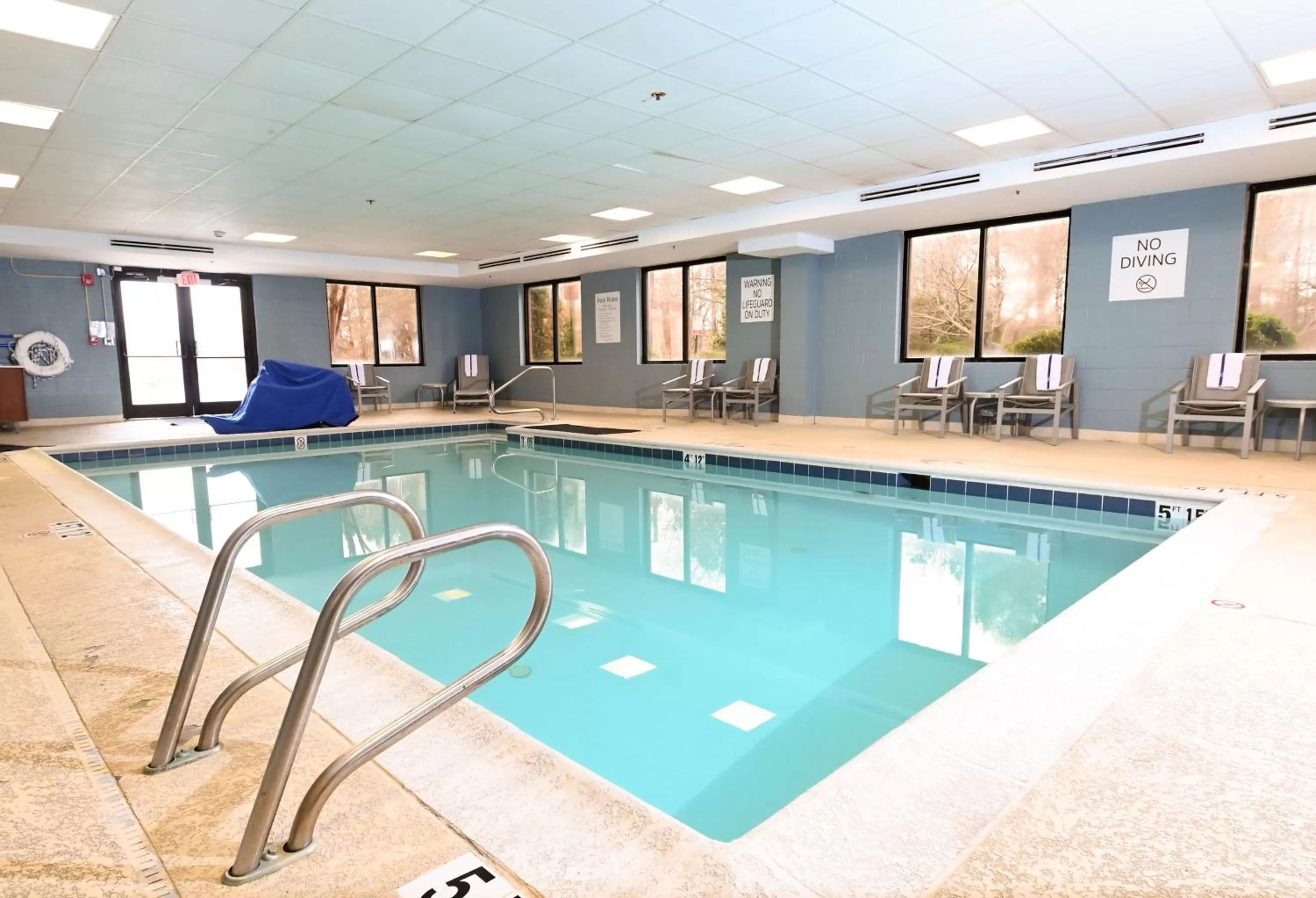Swimming pool in Holiday Inn Express Richmond Airport by IHG