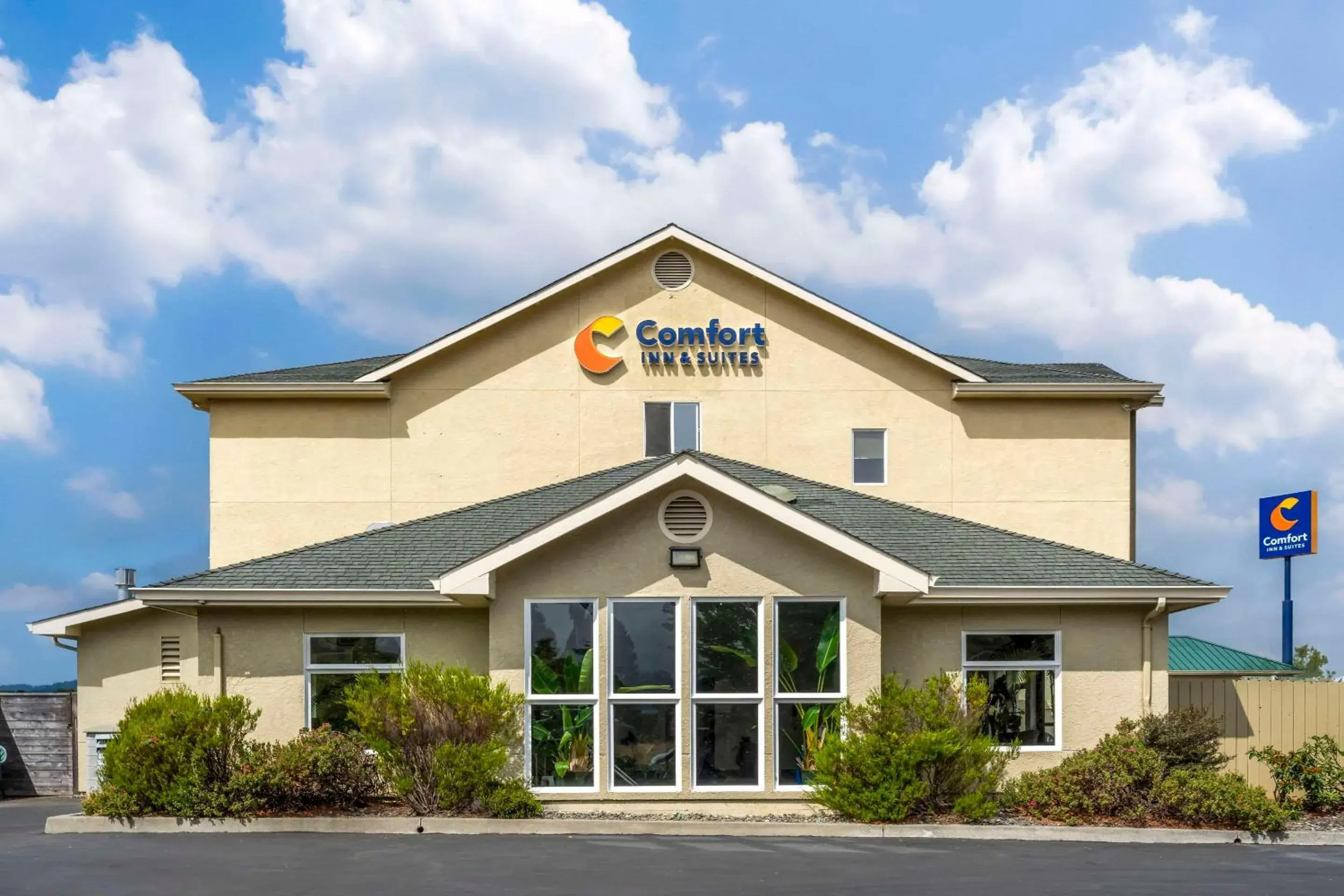 Property Building in Comfort Inn & Suites Redwood Country