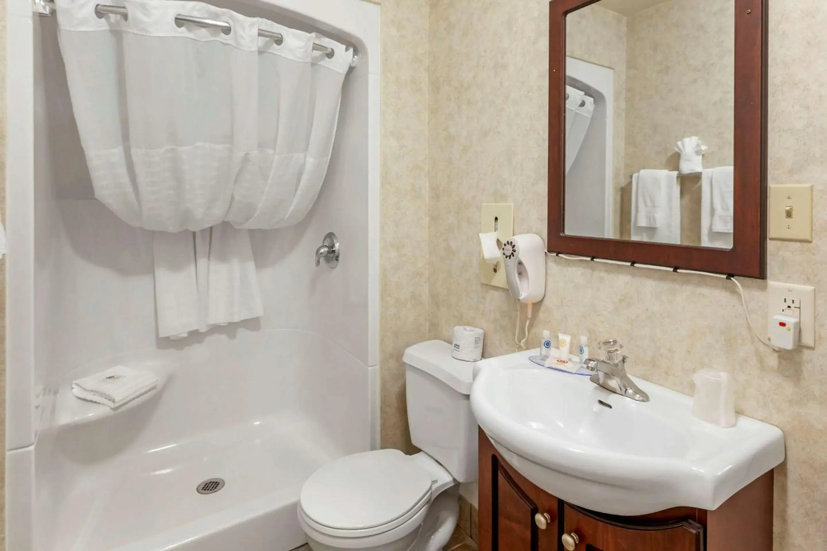 Photo of the whole room, Bathroom in Comfort Inn & Suites Thousand Islands Harbour District