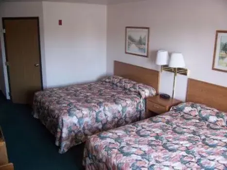 Bed in Budget Host Inn & Suites North Branch