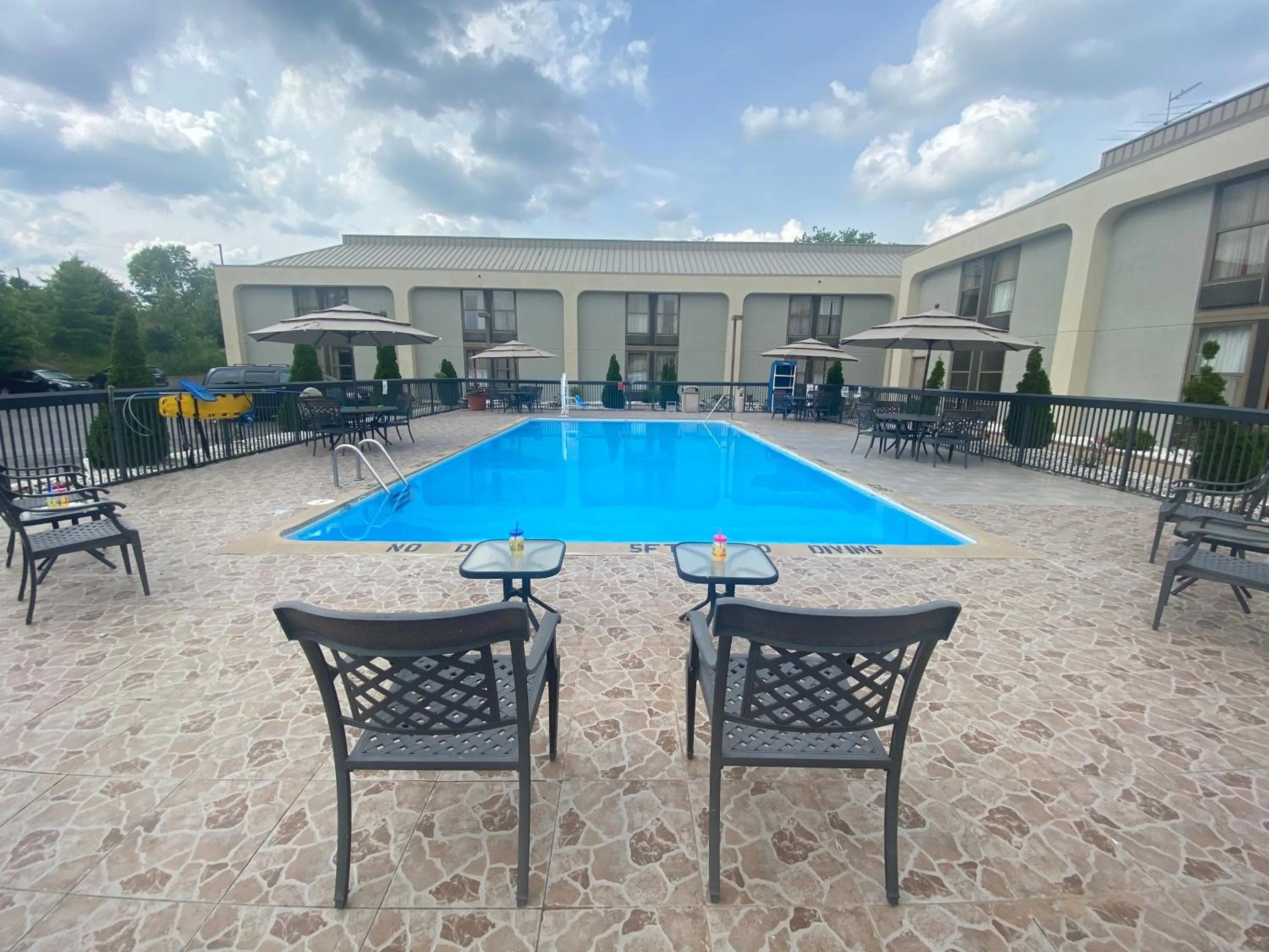 Swimming pool in Clarion Inn & Suites Grand Rapids Airport