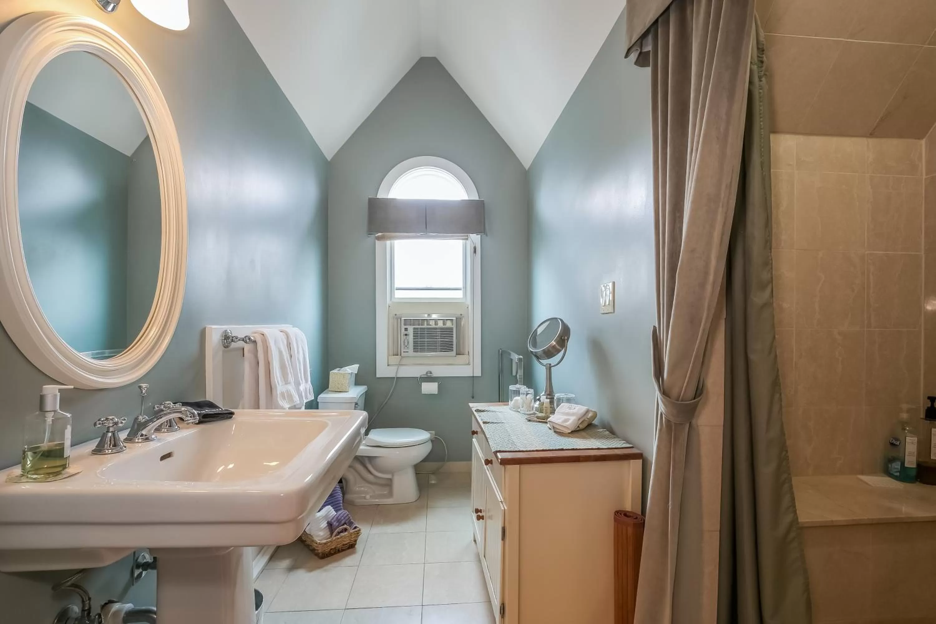Bathroom in Harvey House Bed & Breakfast