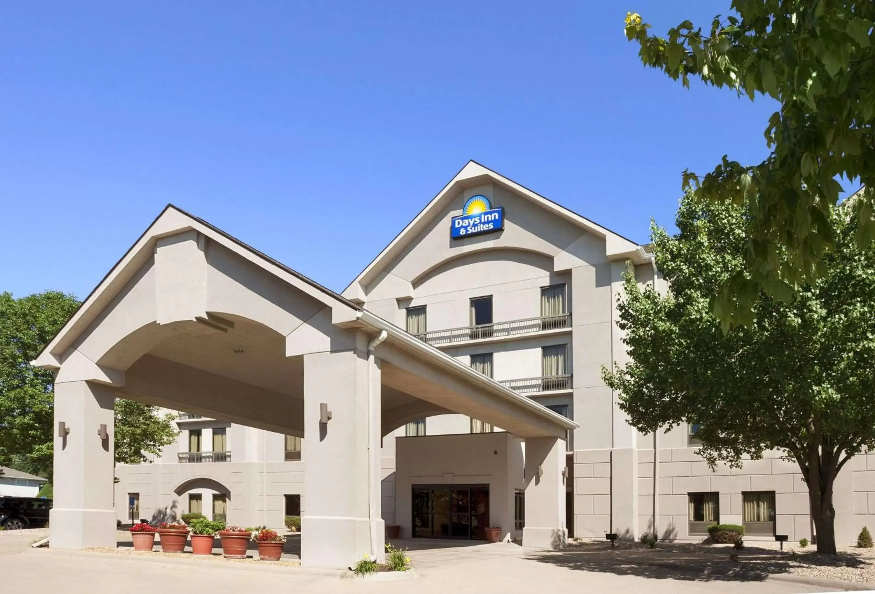 Property Building in Days Inn & Suites by Wyndham Cedar Rapids