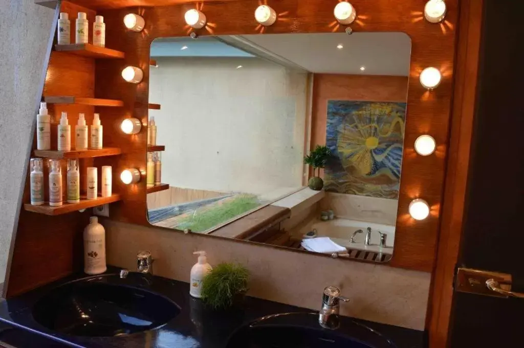 Bathroom in Casa mARTa : Suites, terrasses et vue panoramique