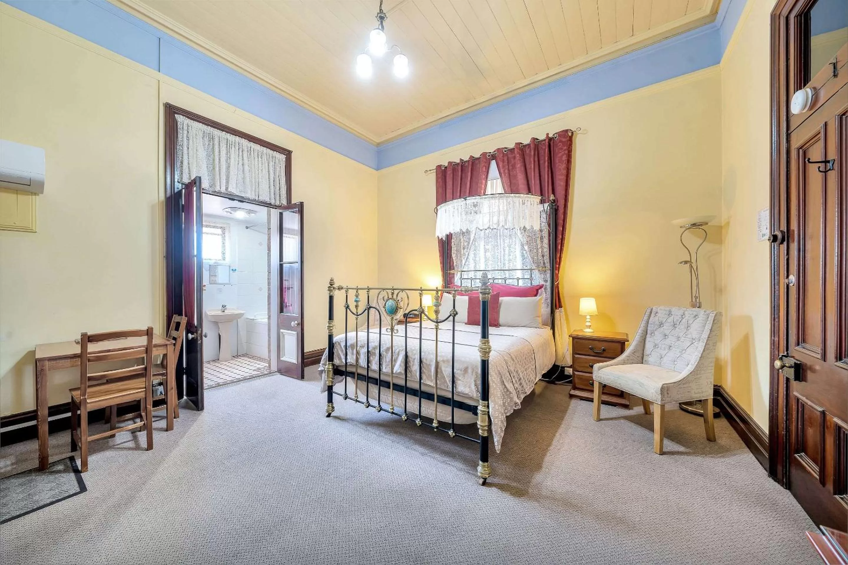 Photo of the whole room, Bed in Warwick Settlers Inn