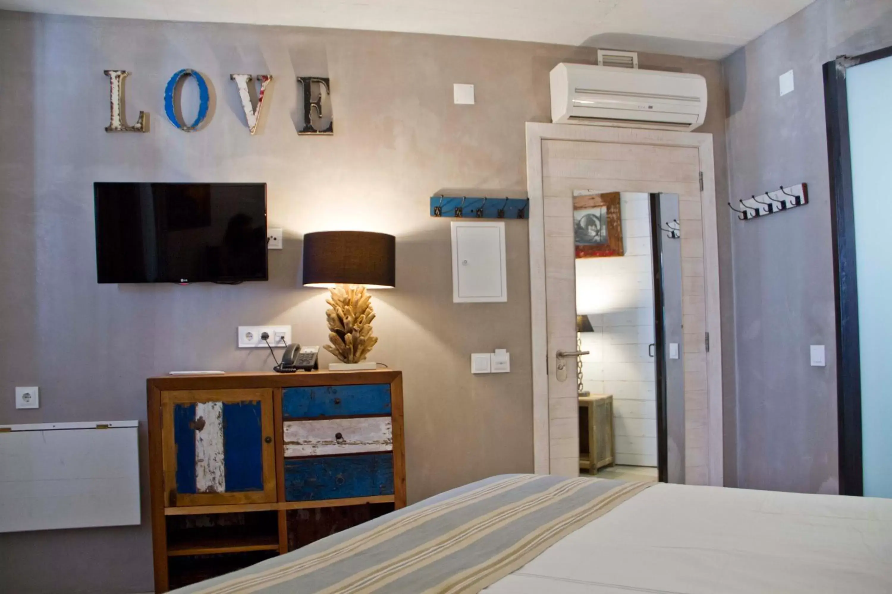 Bedroom, Bed in Surfers Lodge Peniche