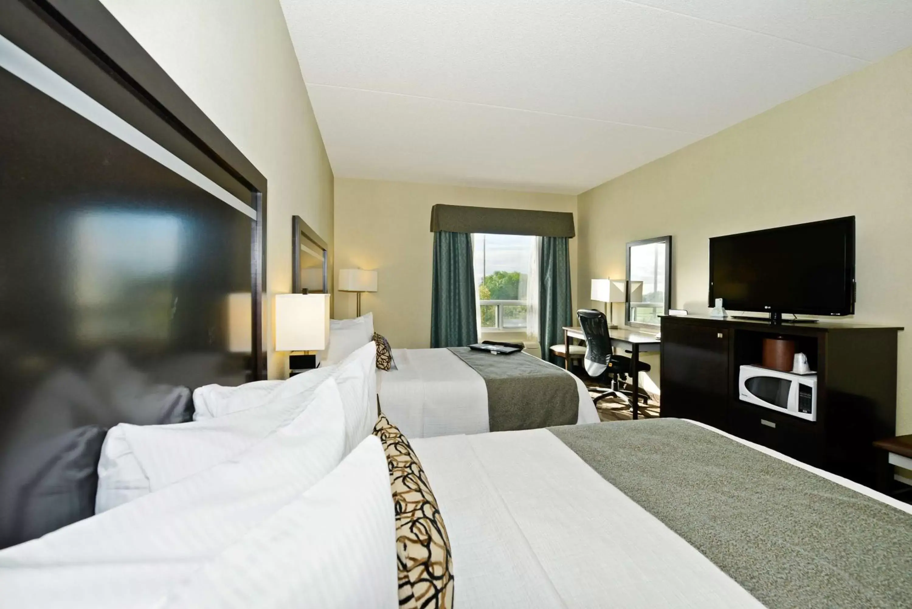 Photo of the whole room, TV/Entertainment Center in Best Western Plus Travel Hotel Toronto Airport