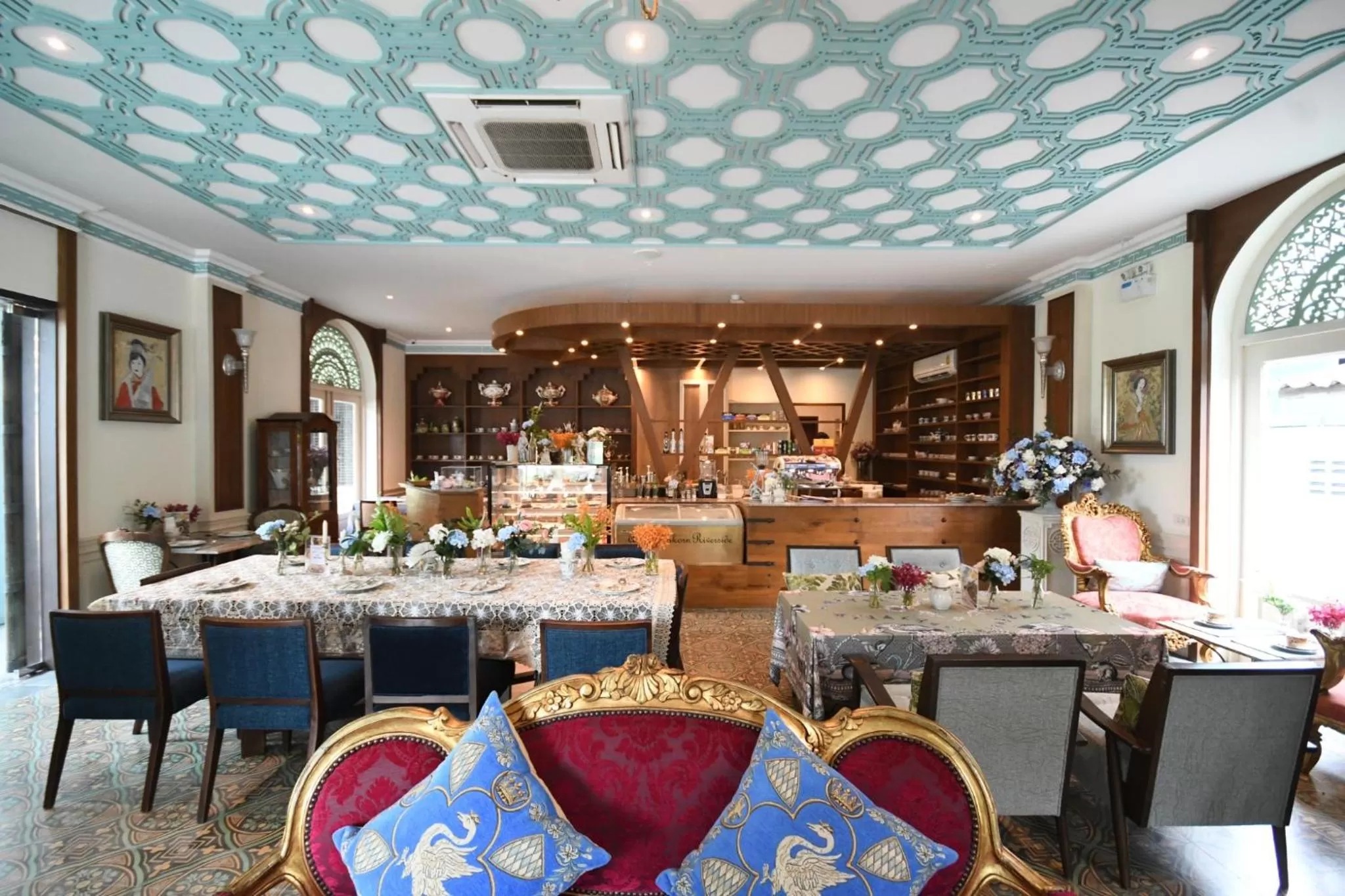 Restaurant/places to eat in At Pingnakorn Riverside