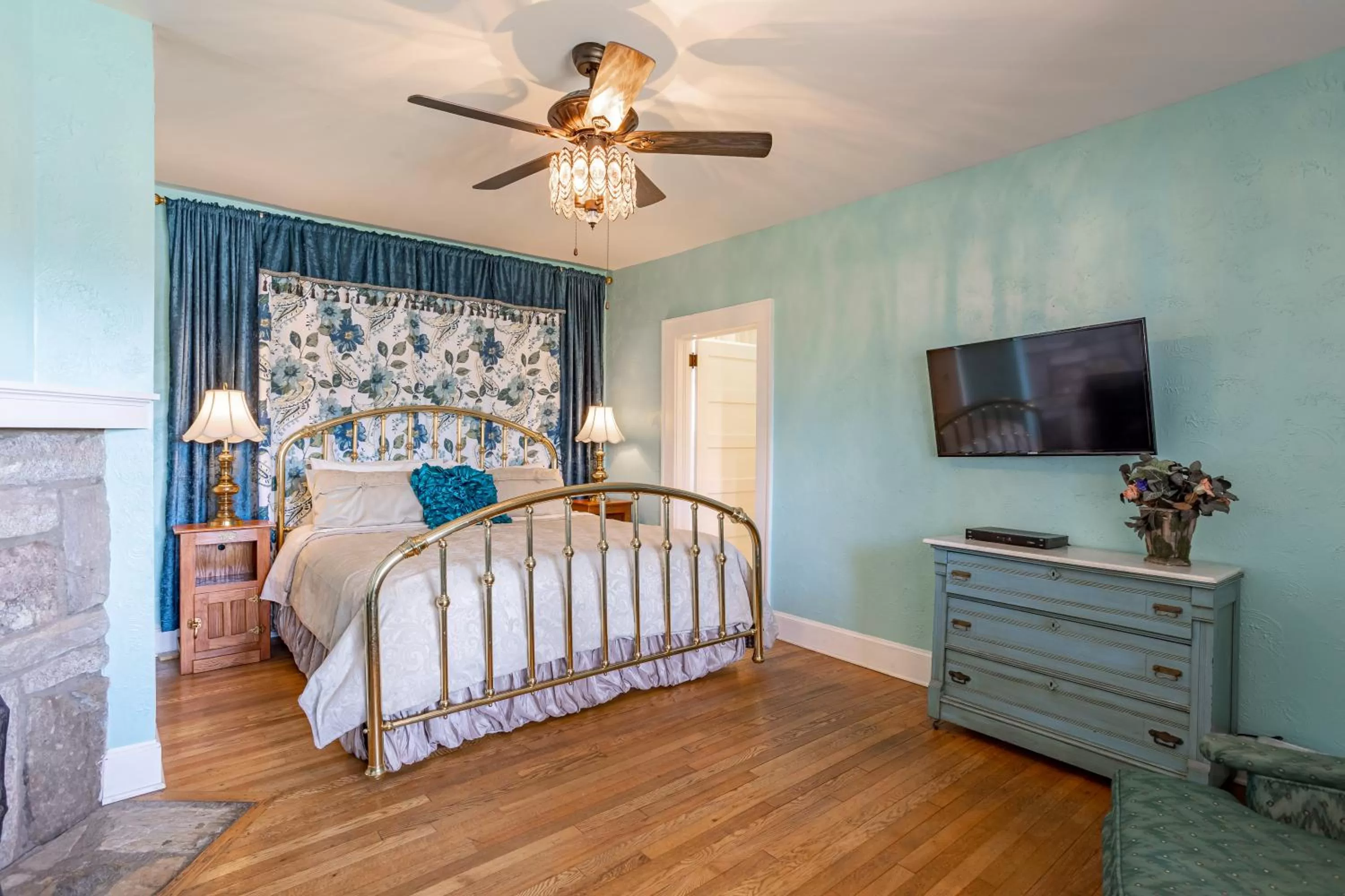 Bedroom, Bed in Echo Mountain Inn