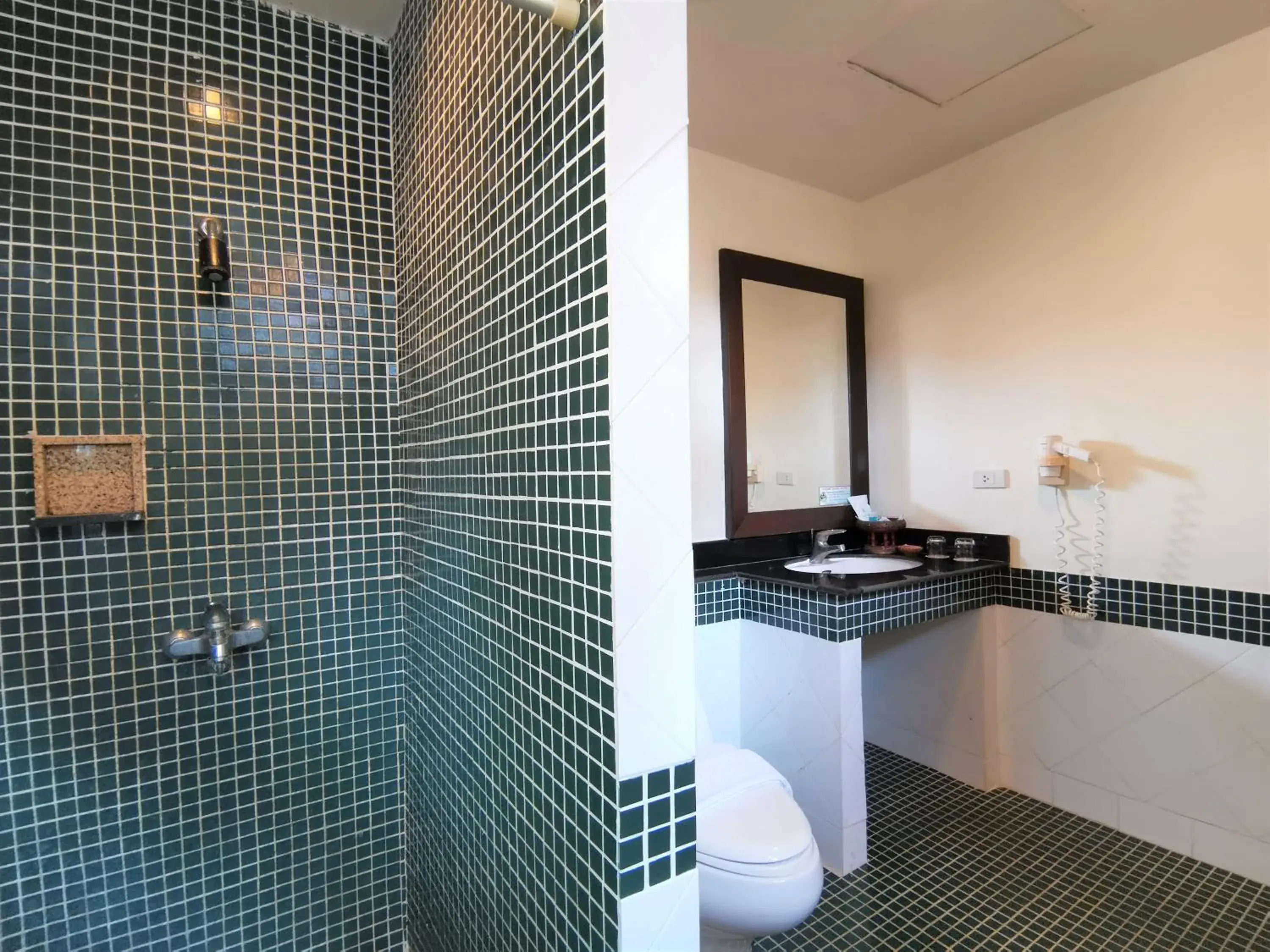 Bathroom in Holiday Villa Hotel