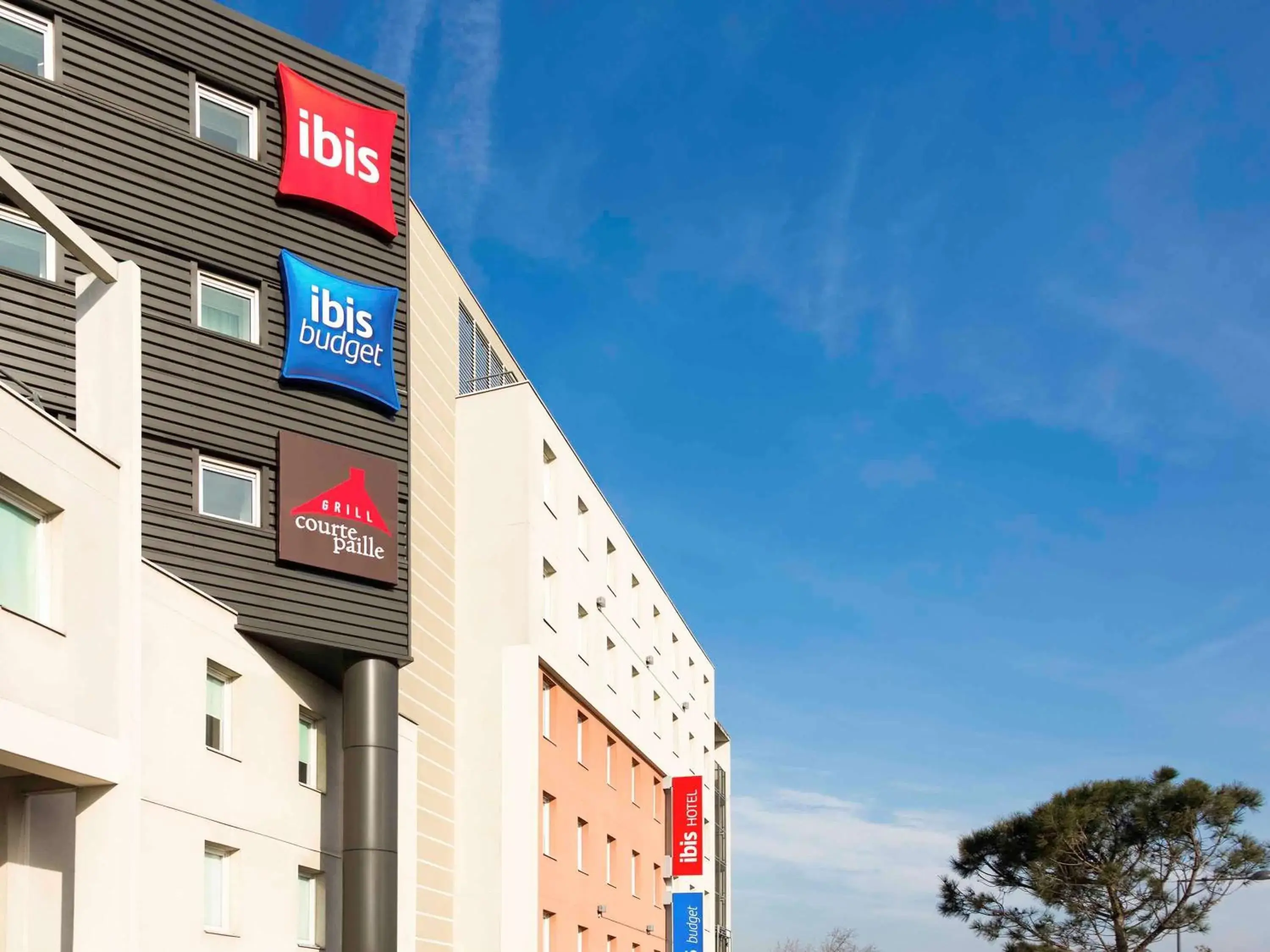 Restaurant/places to eat, Property Building in ibis Orly Chevilly Tram 7