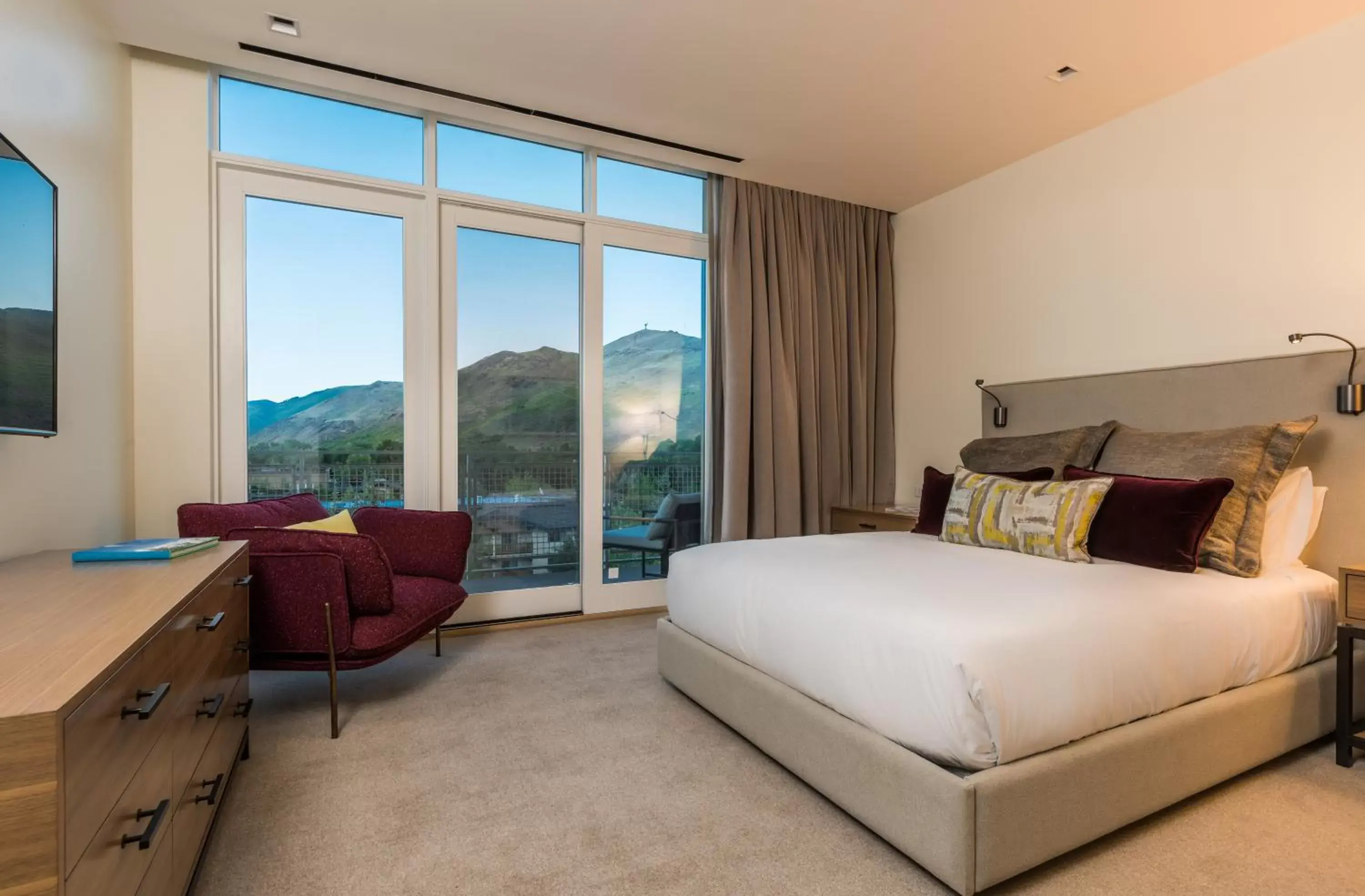 Bed, Mountain View in Limelight Hotel Ketchum