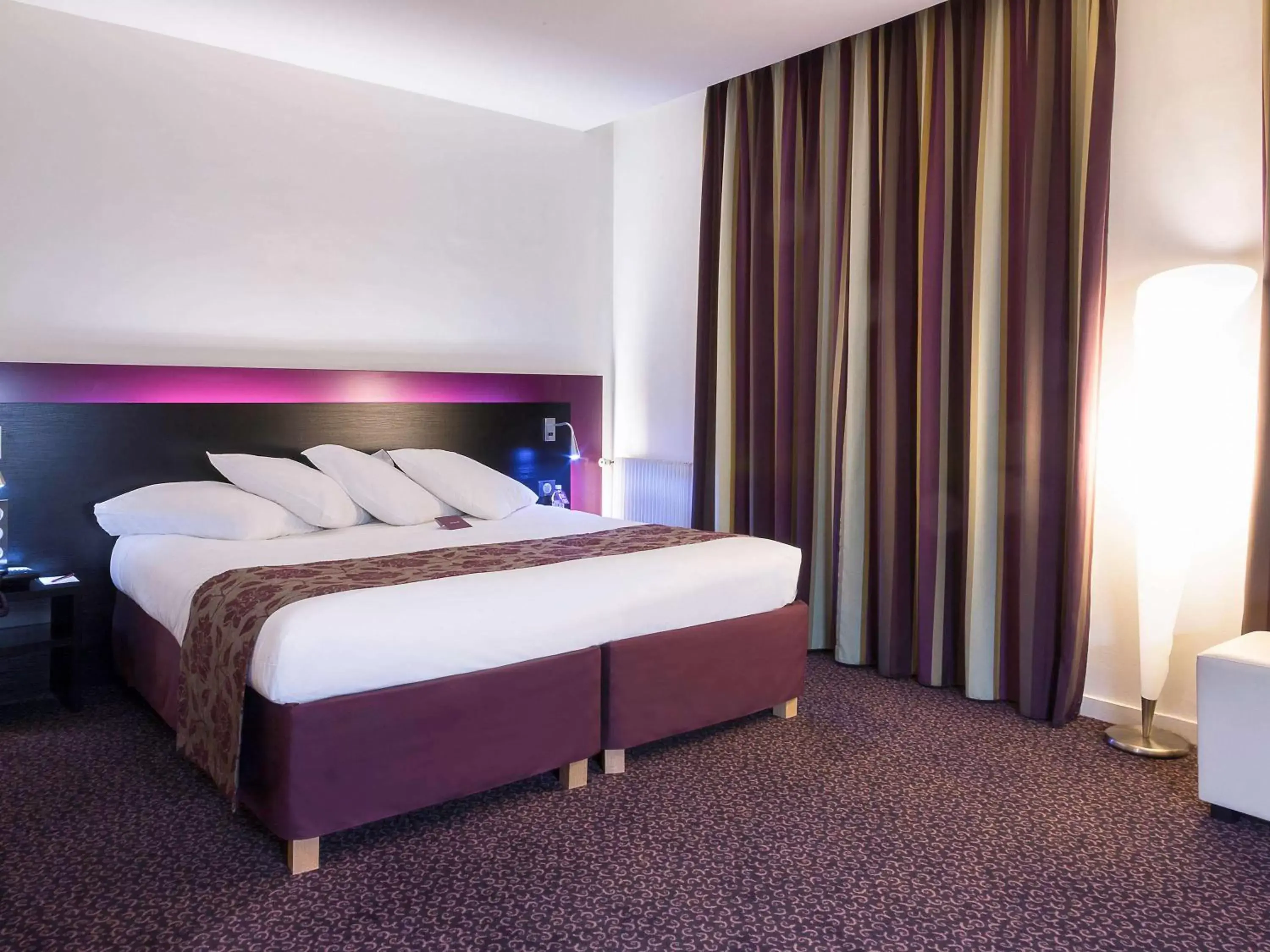 Photo of the whole room, Bed in Mercure Lille Roubaix Grand Hôtel
