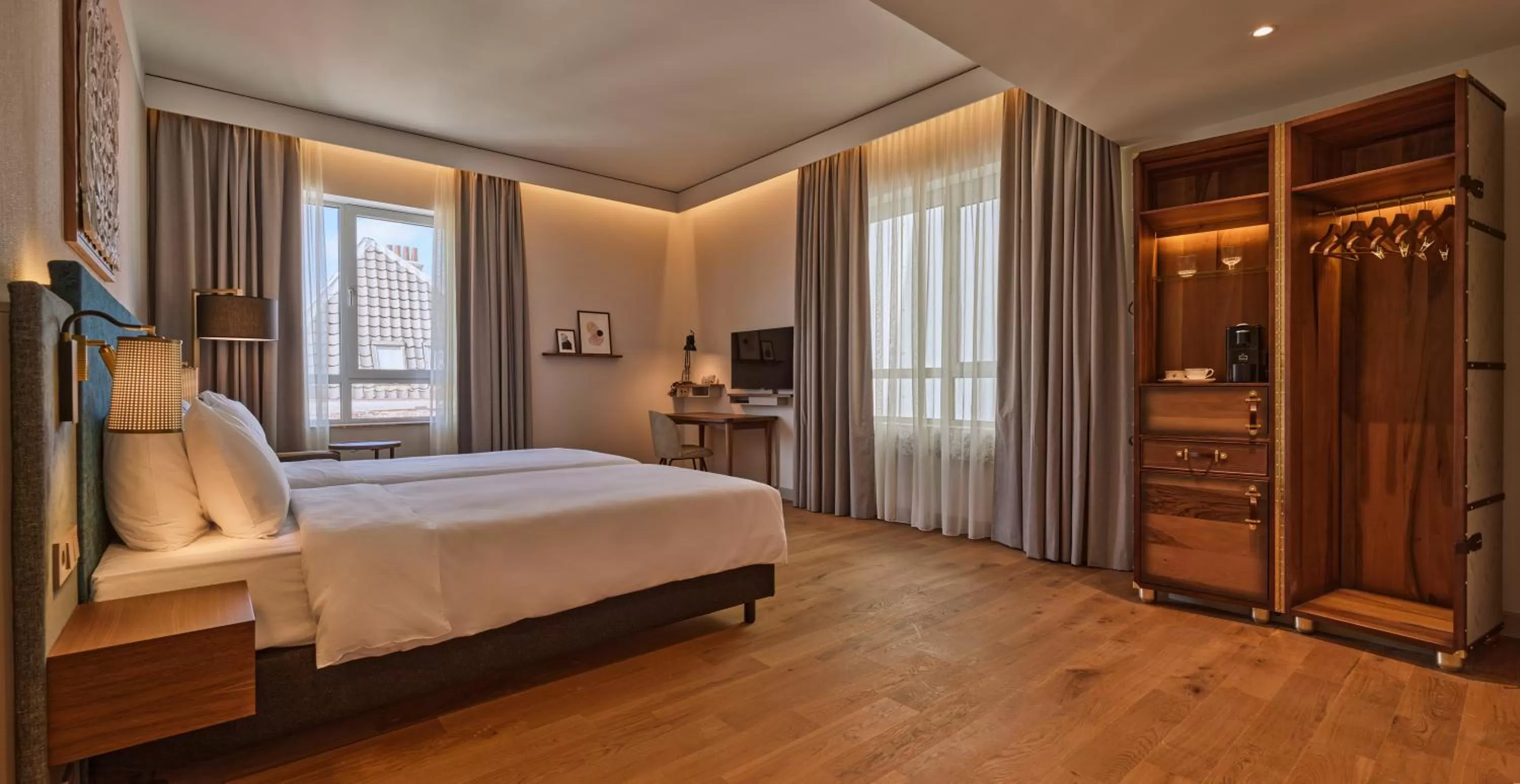 Photo of the whole room, Bed in voco The Hague by IHG