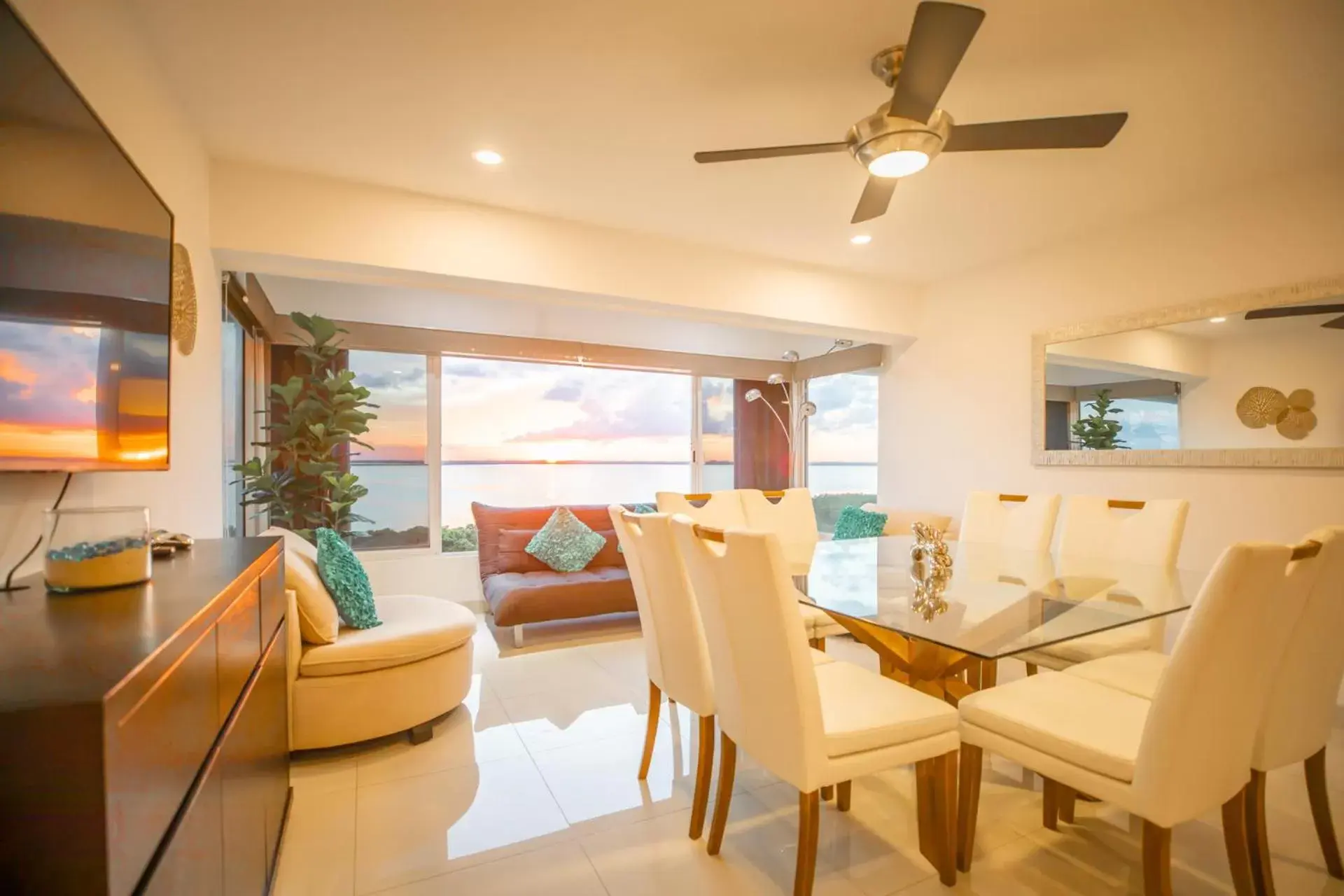 Dining area, Restaurant/Places to Eat in Beachfront Penthouses by LivIN Cancun