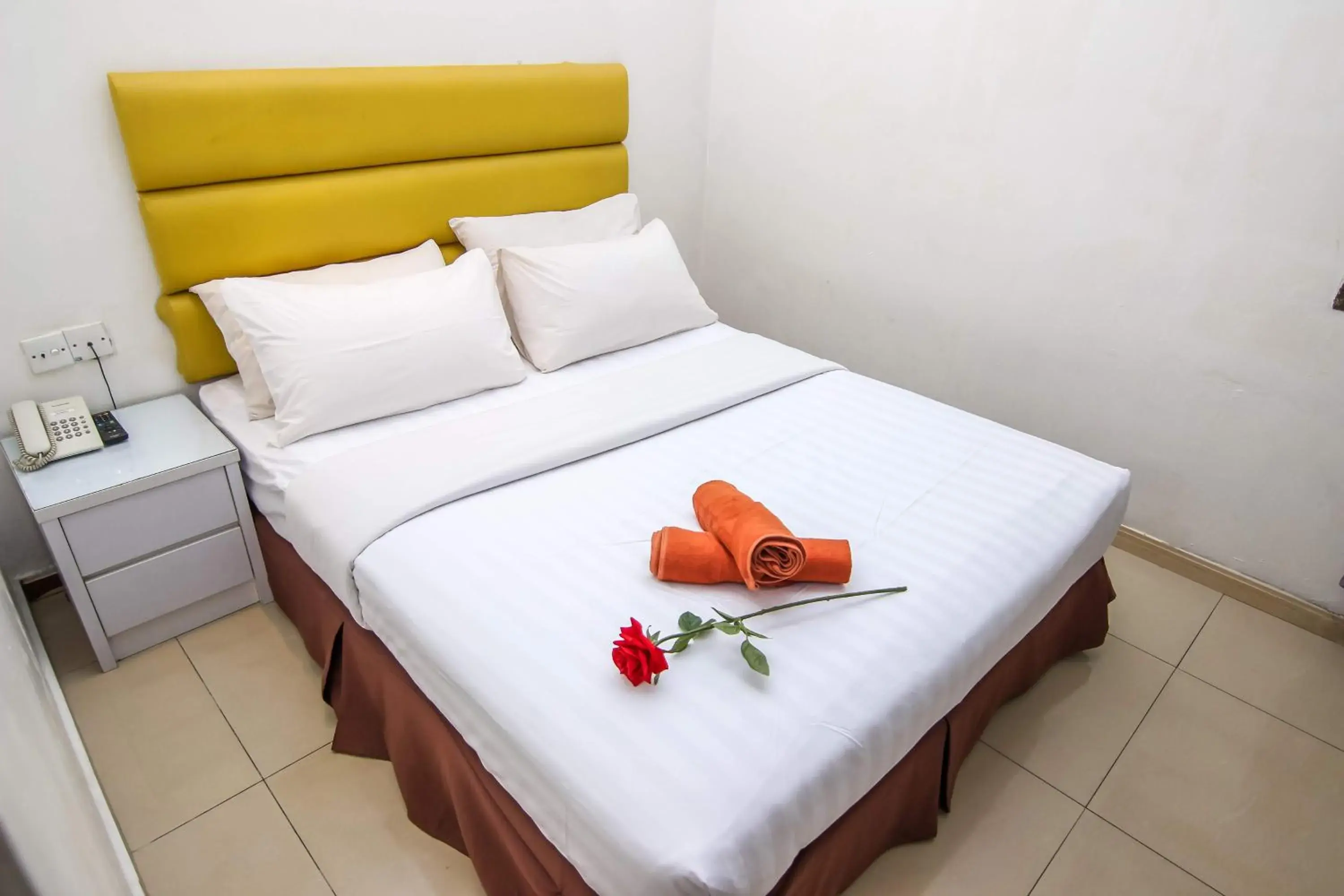 Bed in Rose Cottage Hotel Taman Impian Senai