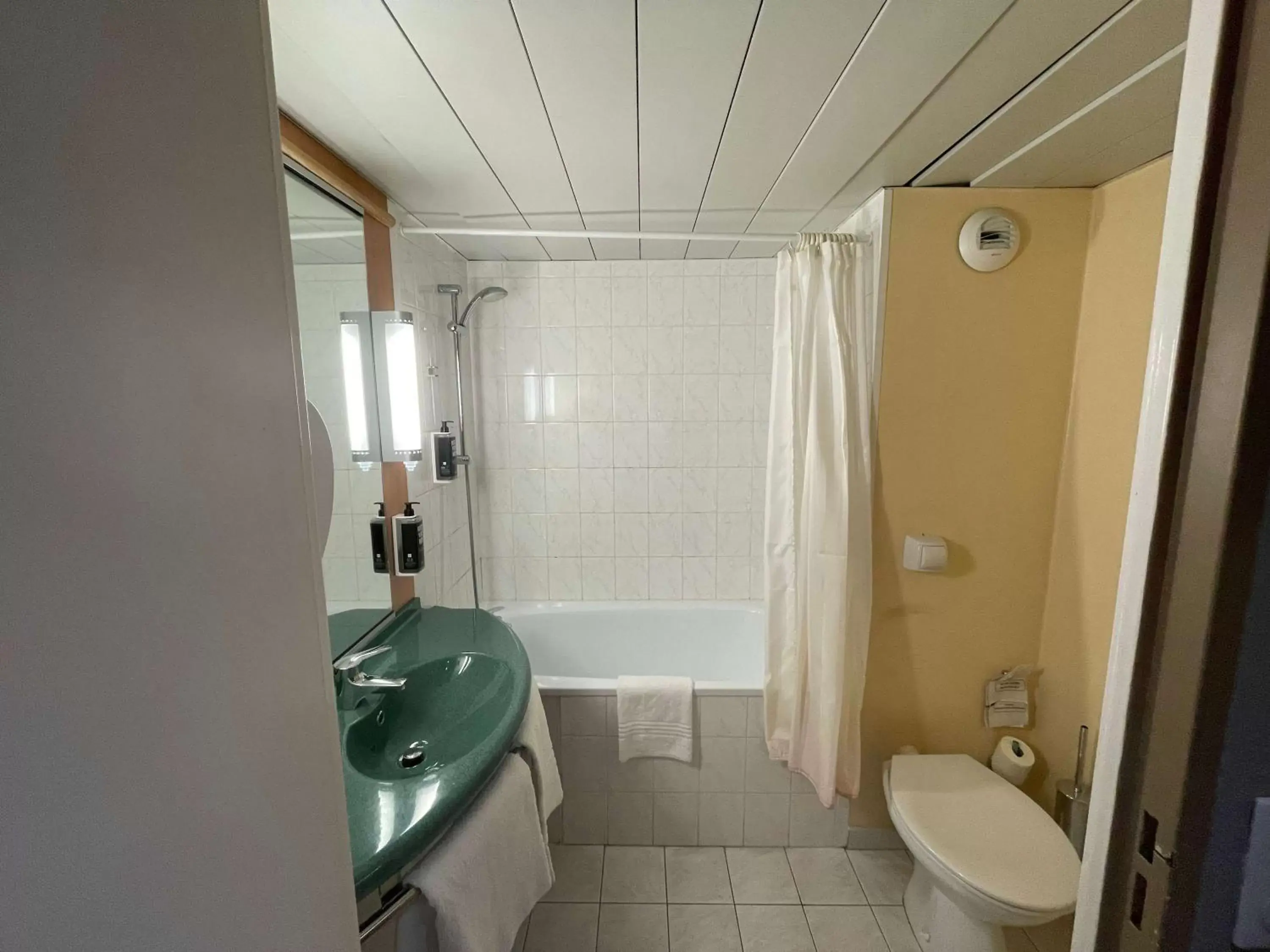 Bedroom, Bathroom in ibis Epinal Centre