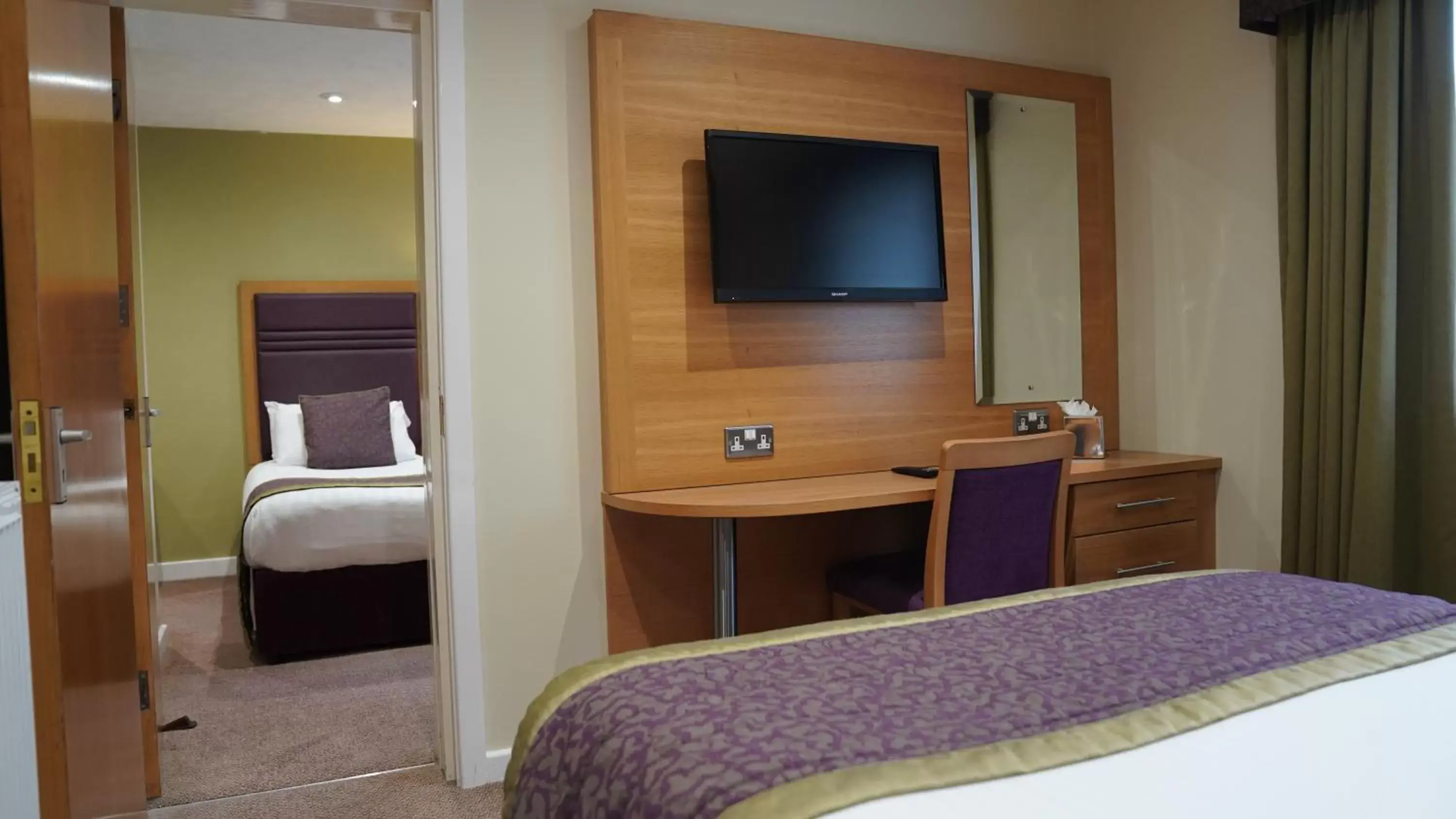 Bedroom, TV/Entertainment Center in The Briar Court Hotel