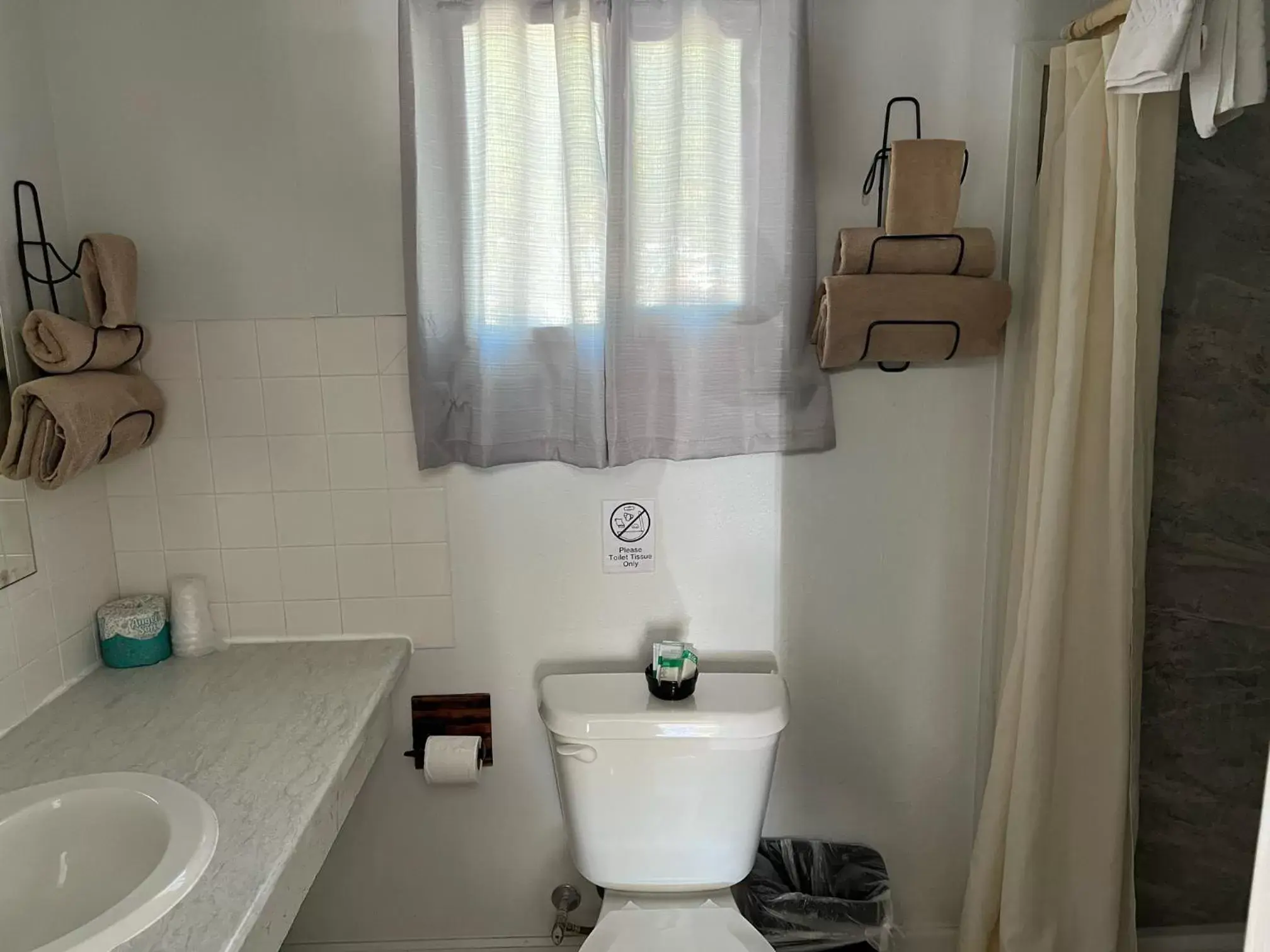 Bathroom in El Portal Motel