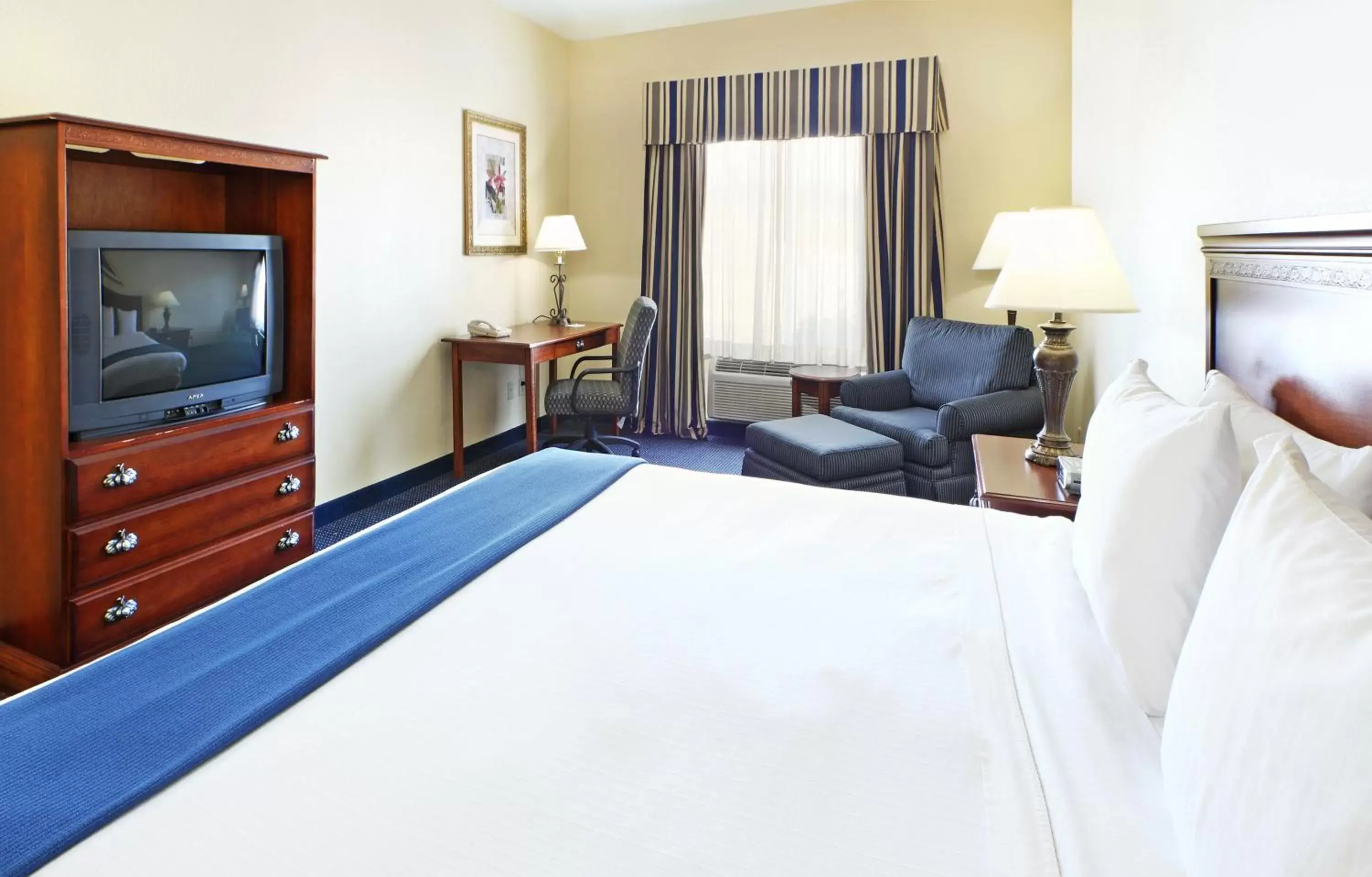 Photo of the whole room, Bed in Holiday Inn Express Hotels & Suites Mountain Home, an IHG Hotel