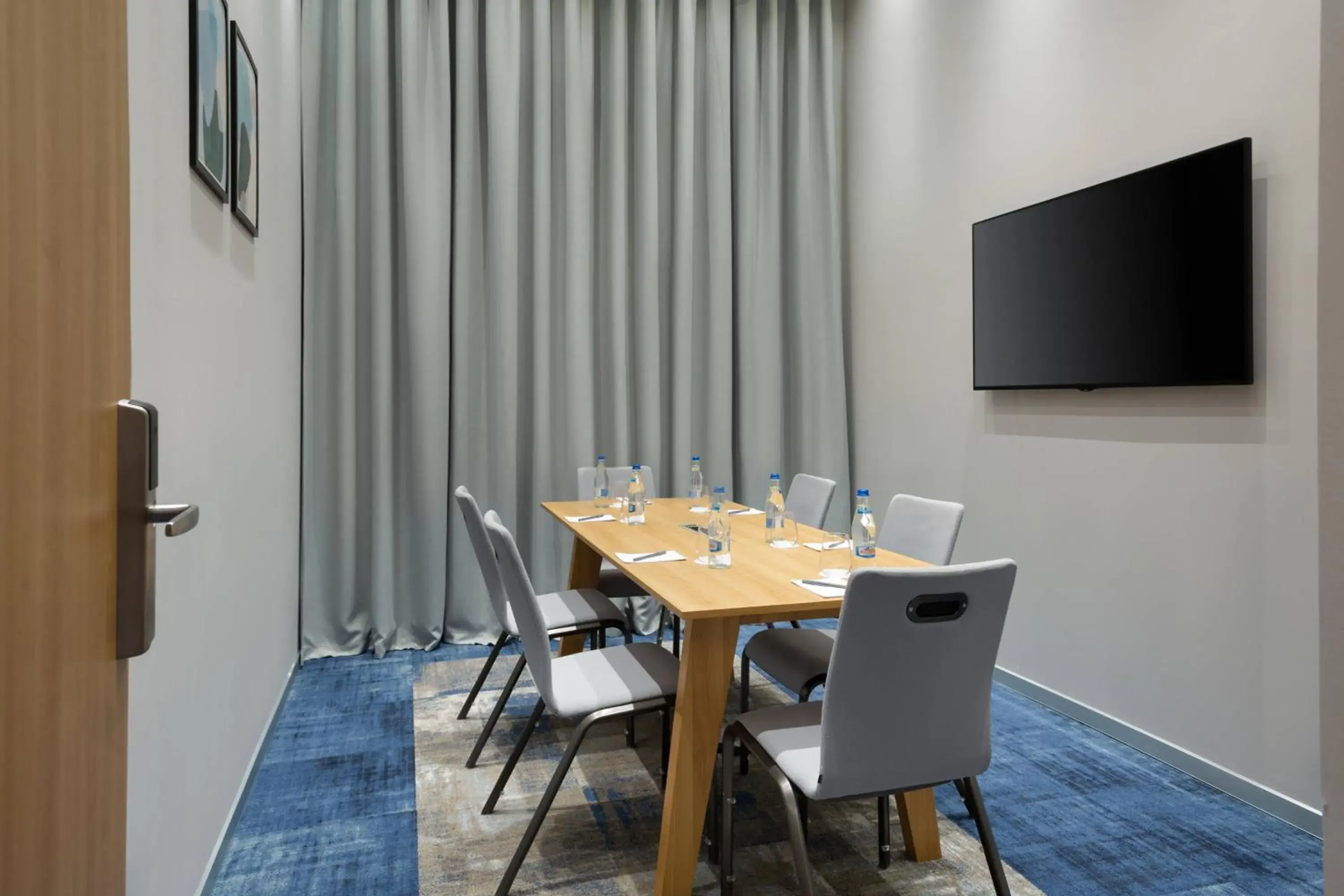 Meeting/conference room, TV/Entertainment Center in Courtyard by Marriott Bucharest Floreasca