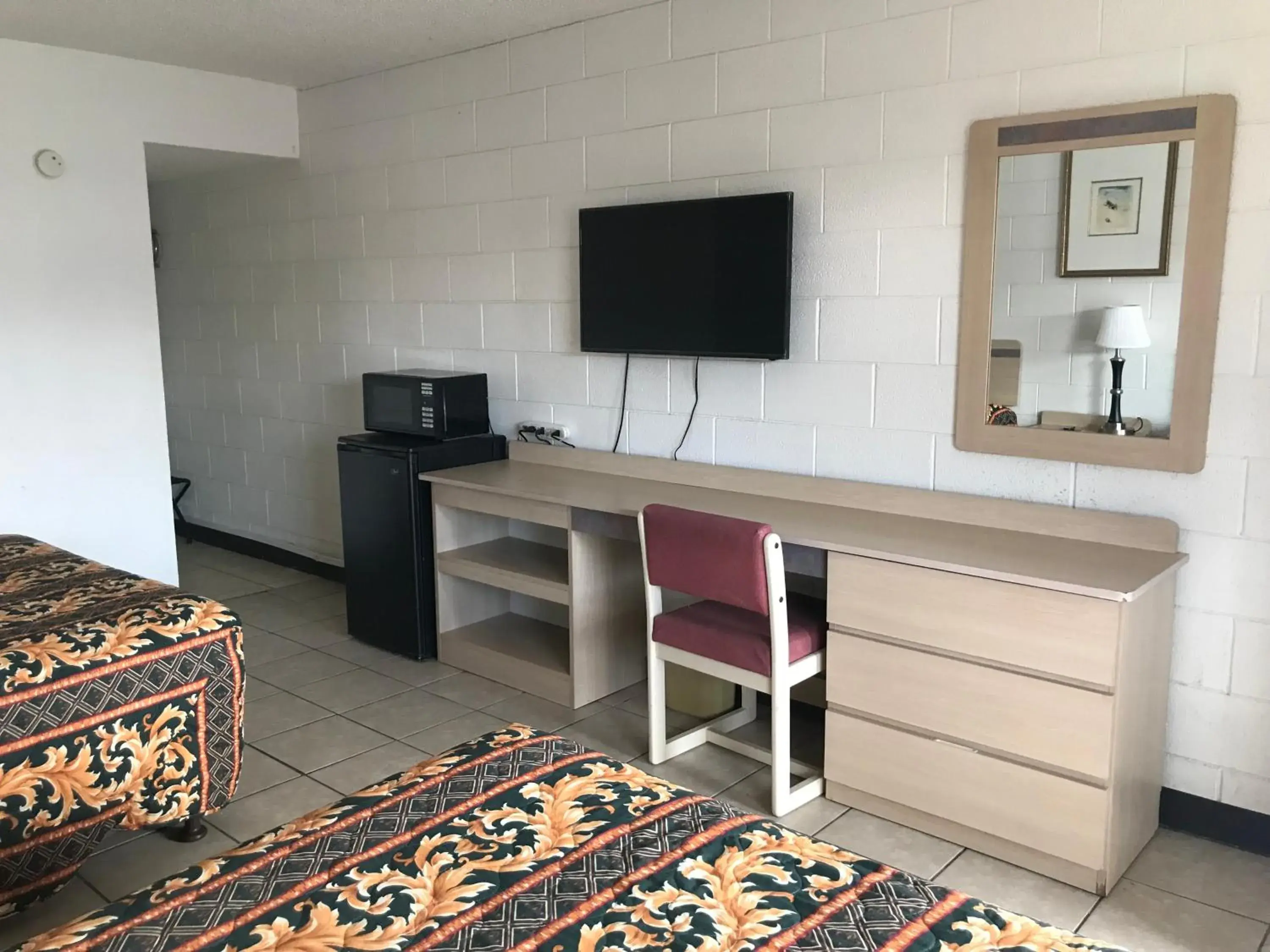 Living room, TV/Entertainment Center in Super Lodge Motel El Paso