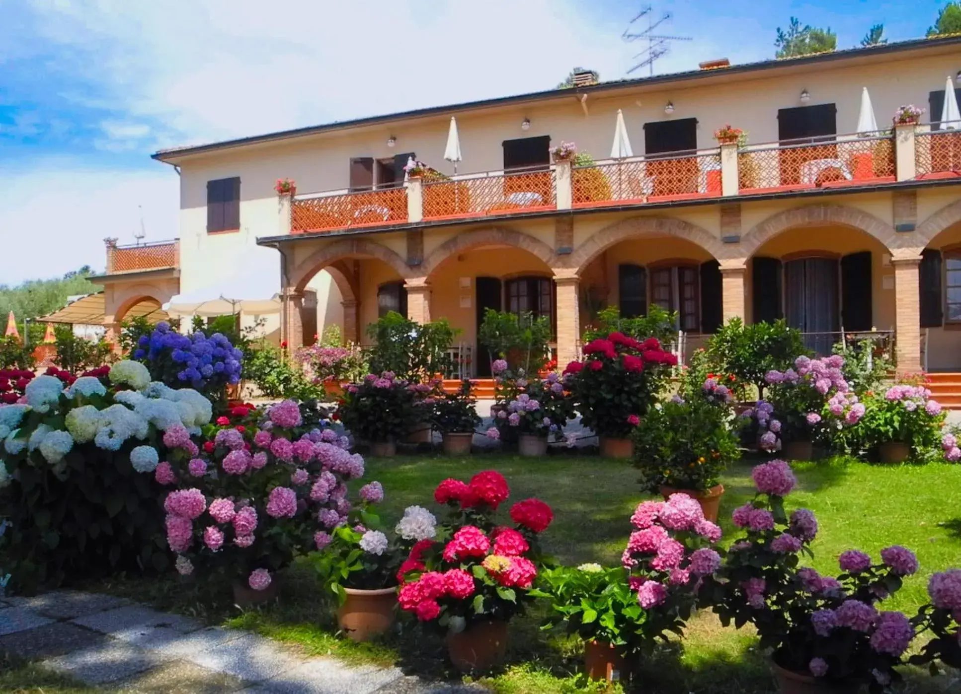 Garden view, Property Building in Hotel Le Renaie