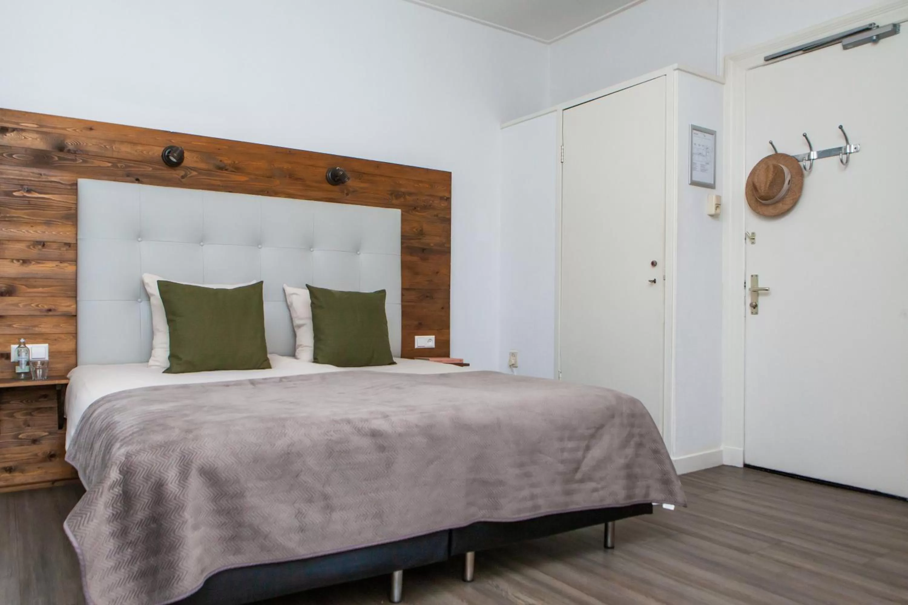 Photo of the whole room in Hotel van Renenpark