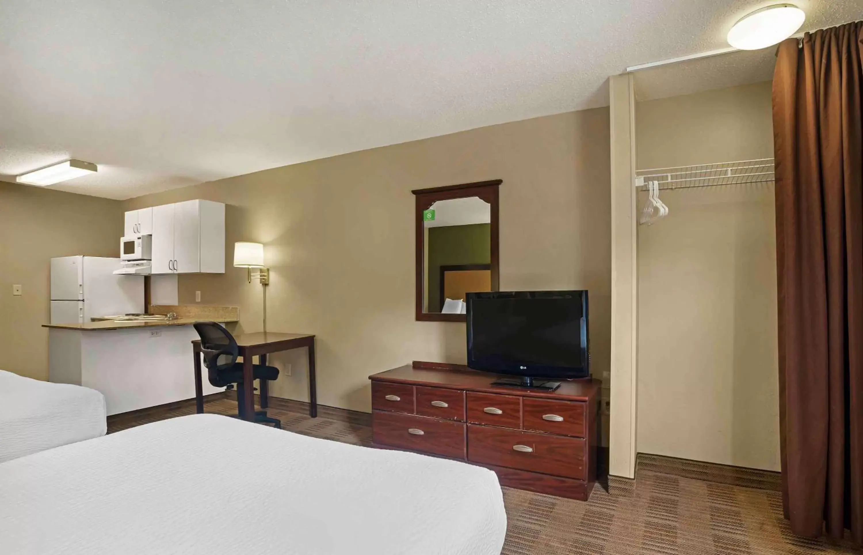 Bedroom, TV/Entertainment Center in Extended Stay America Suites - Columbia - Columbia Parkway