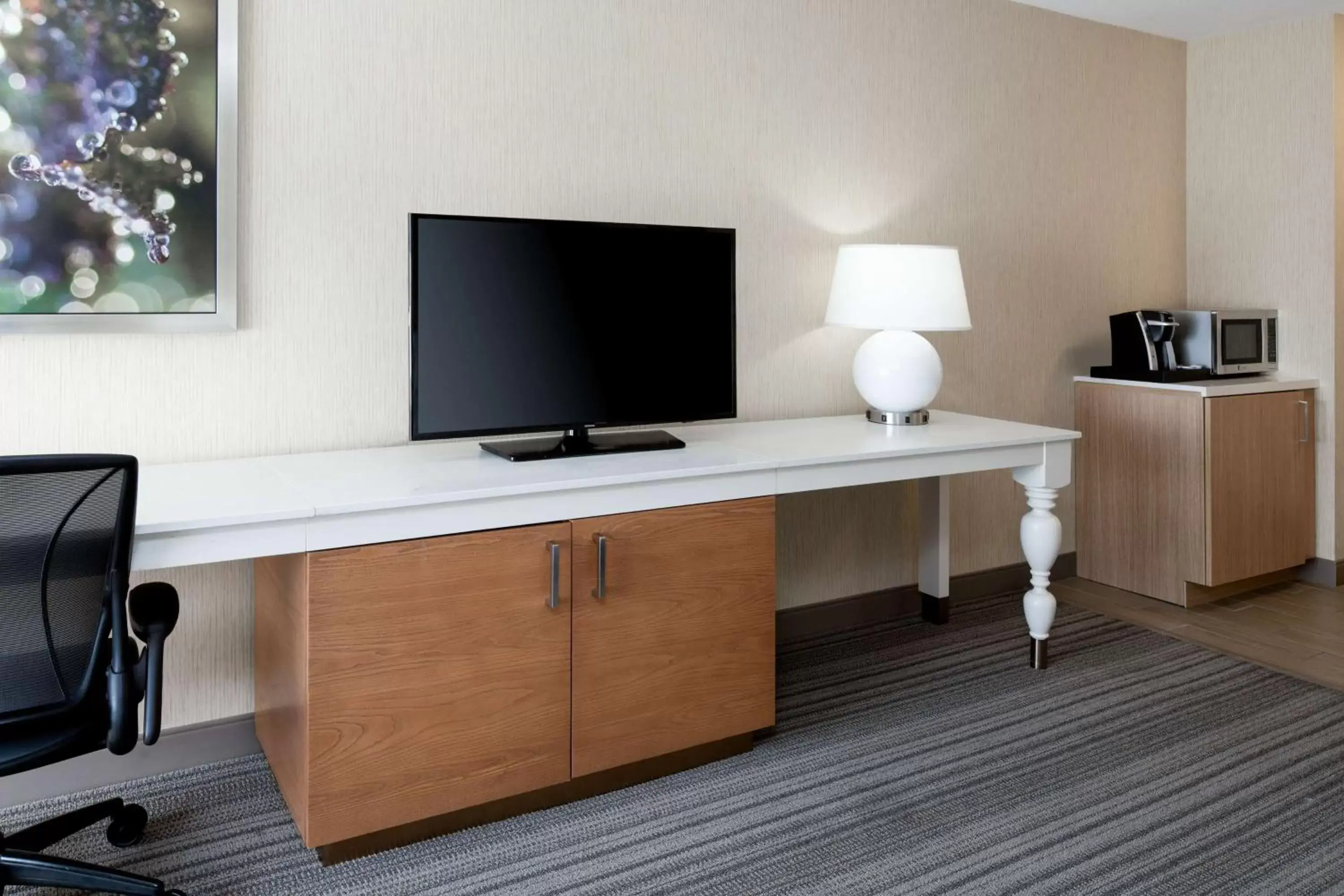 Bedroom, TV/Entertainment Center in Hilton Garden Inn Roseville