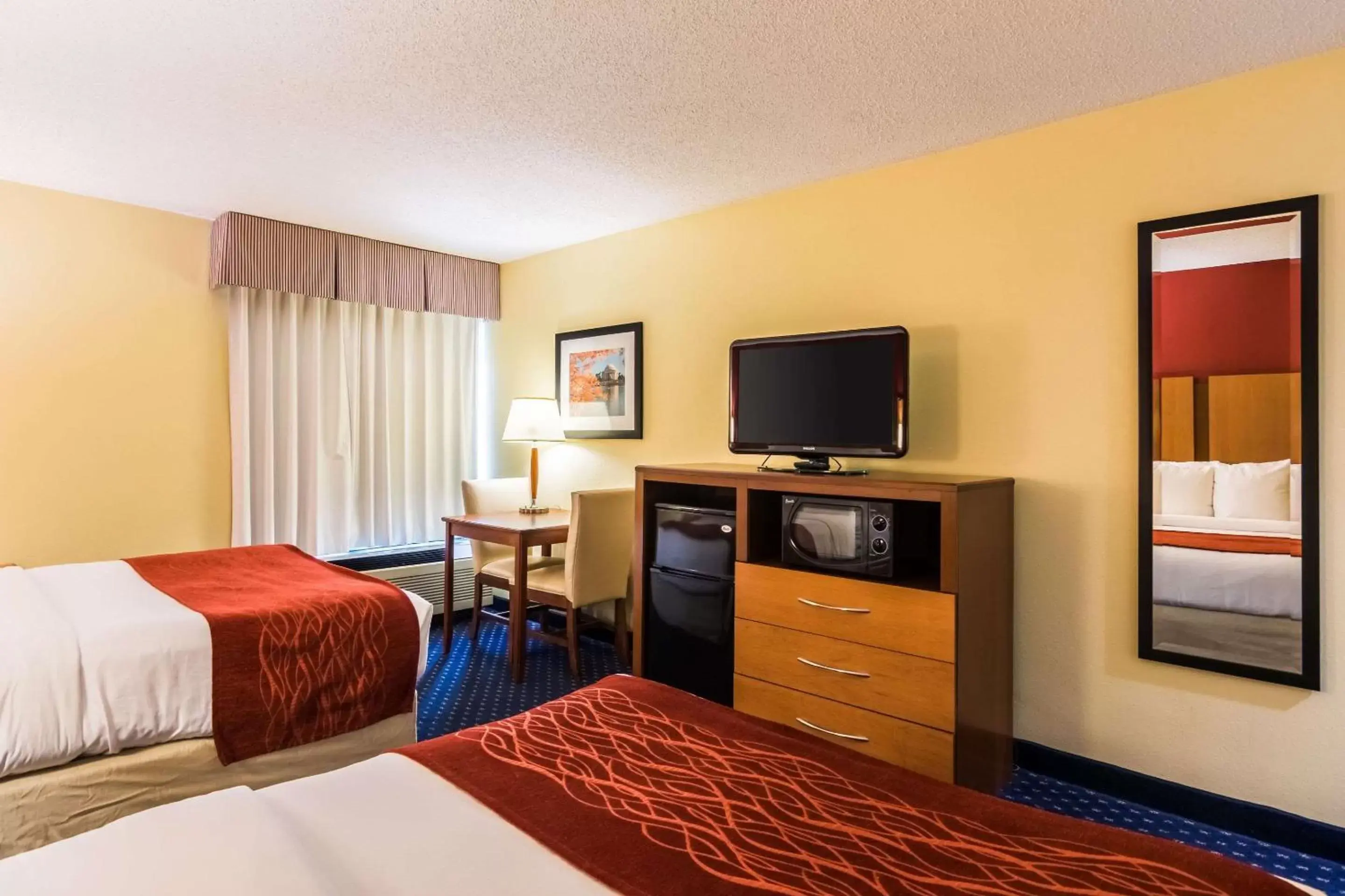 Photo of the whole room, TV/Entertainment Center in Comfort Inn Washington DC Joint Andrews AFB