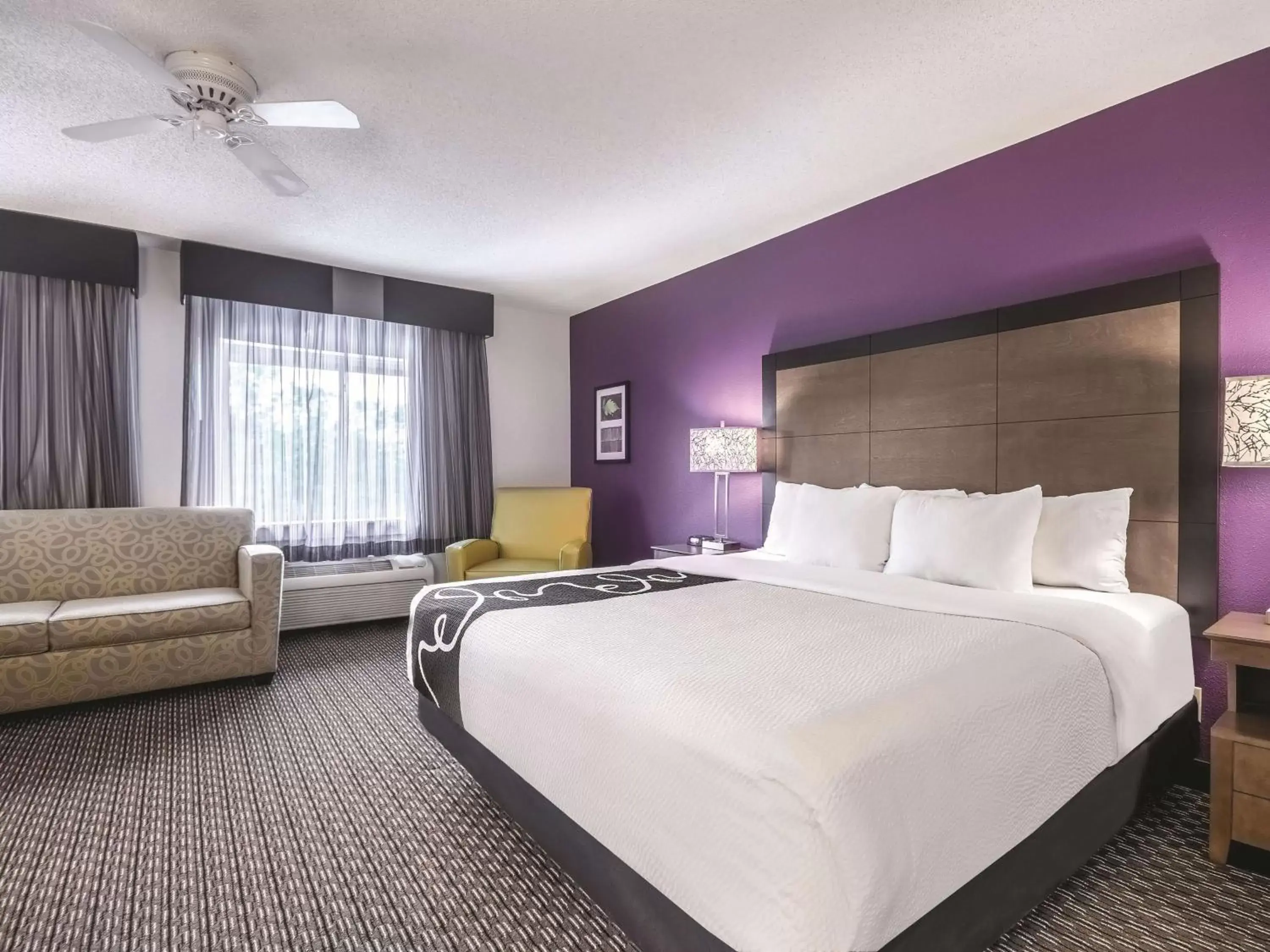 Photo of the whole room, Bed in La Quinta by Wyndham Hartford Bradley Airport