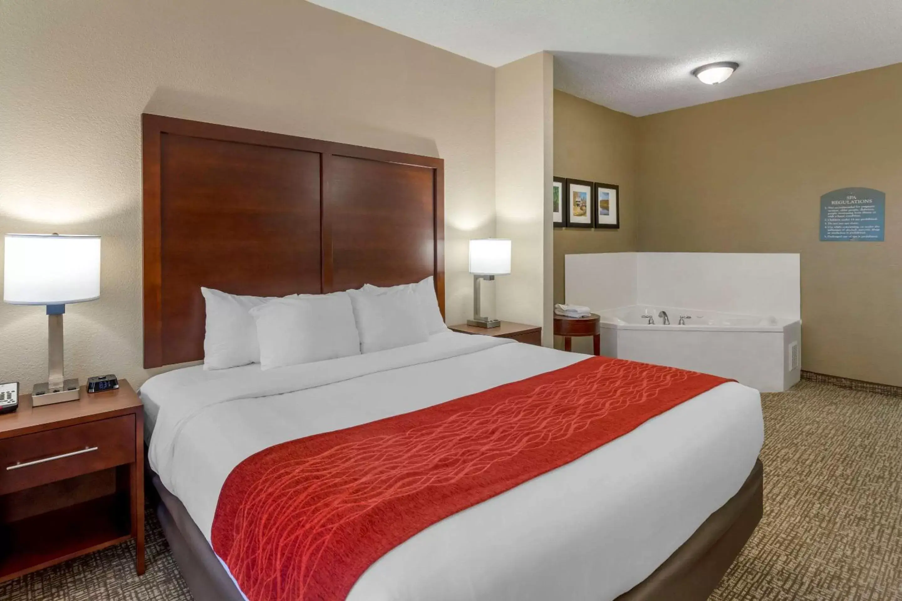 Photo of the whole room, Bed in Comfort Inn & Suites