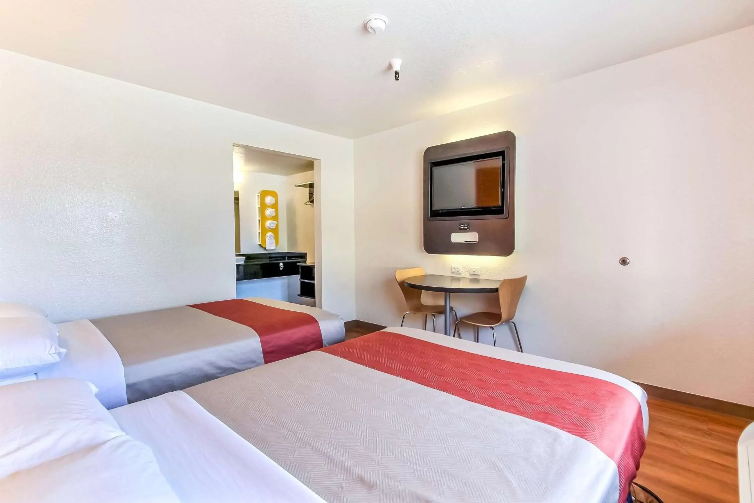 Bedroom, Bed in Motel 6-Watsonville, CA - Monterey Area