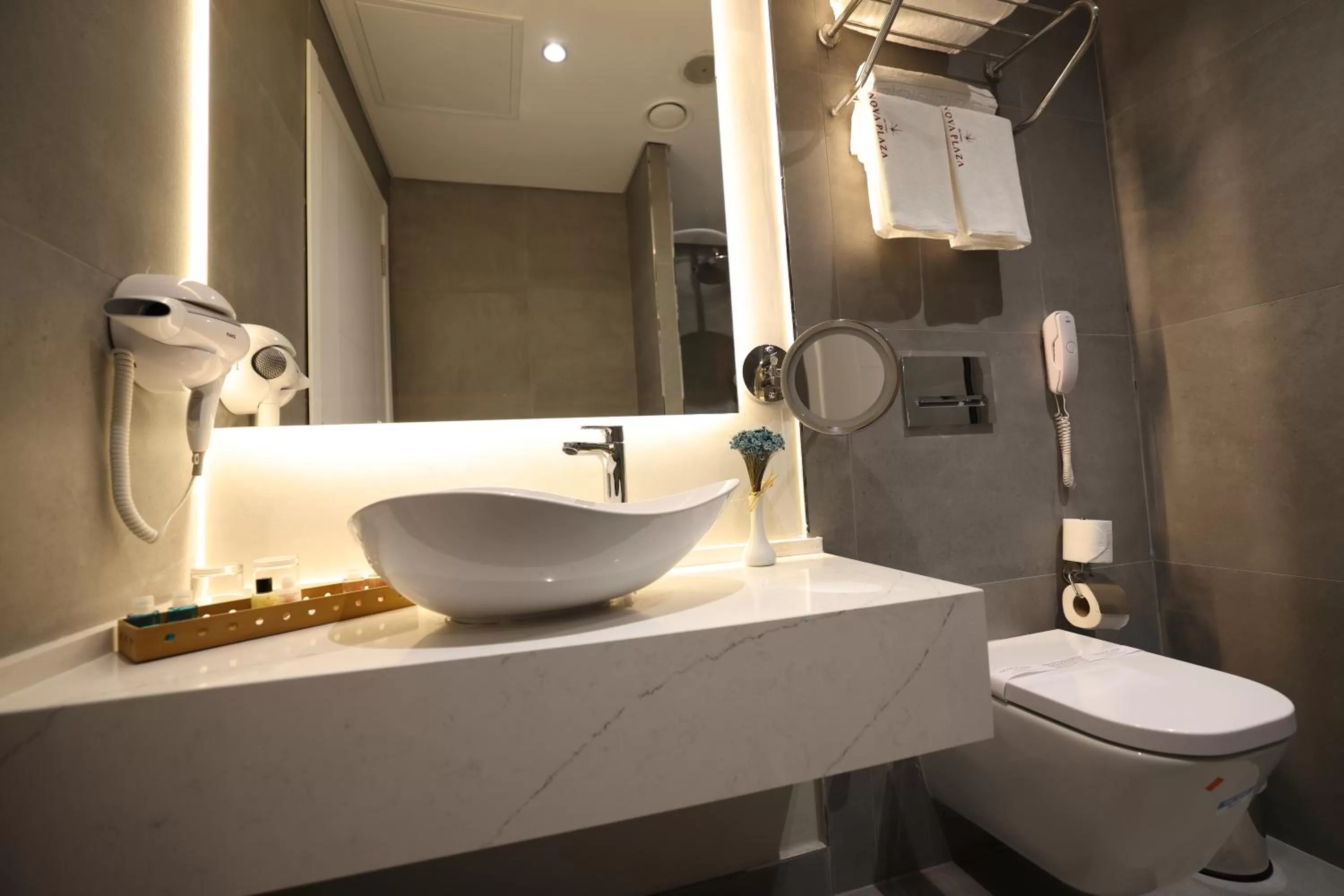 Shower, Bathroom in Nova Plaza Prime Hotel