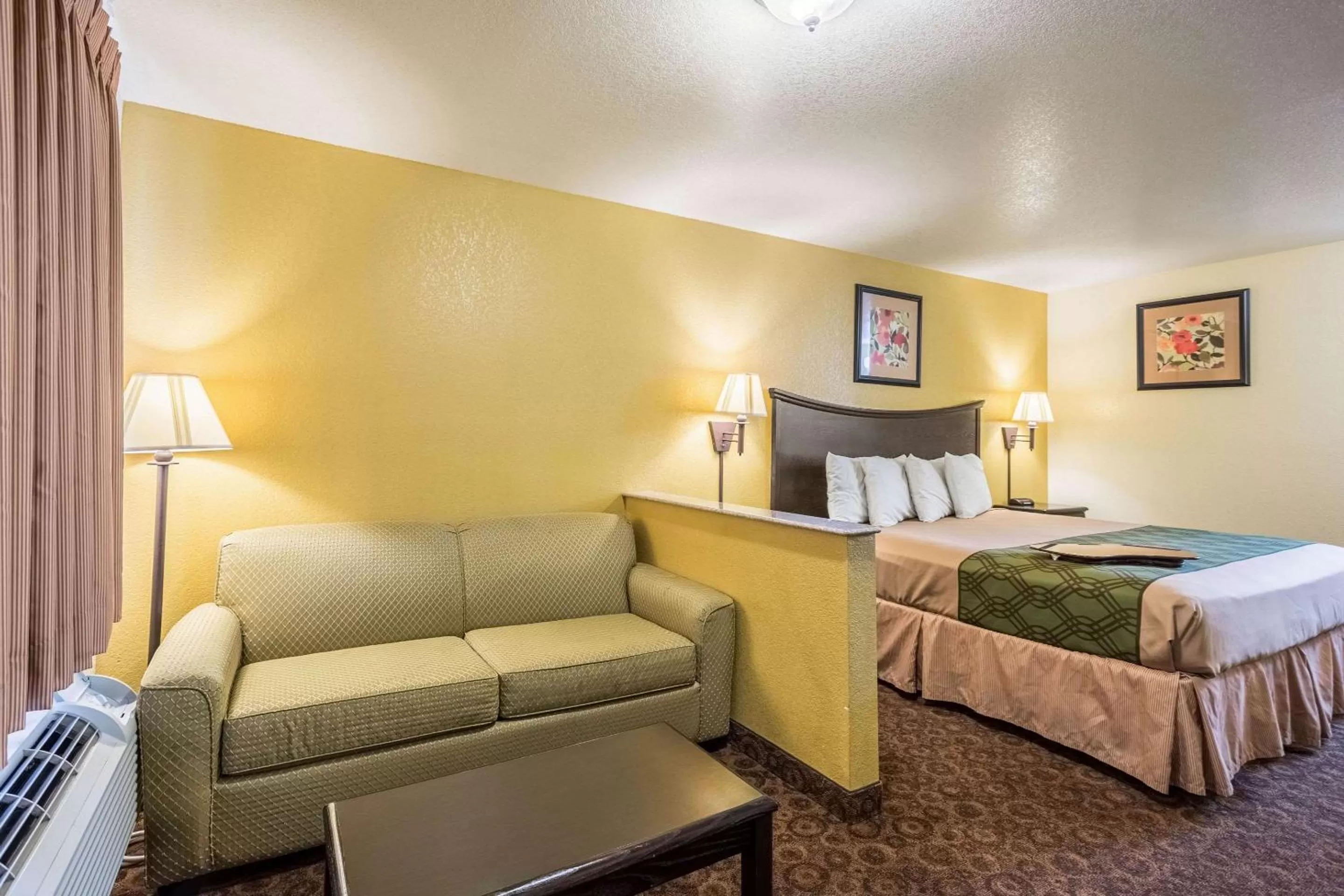 Photo of the whole room, Bed in Econo Lodge Inn & Suites Searcy